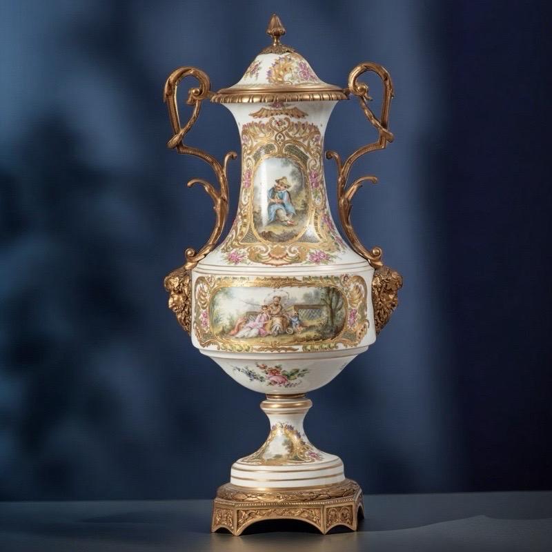 Chinoiseries Paire de vases et de couvercles en forme de tambour montés en bronze doré, de style Sèvres, datant des années 1800 en vente