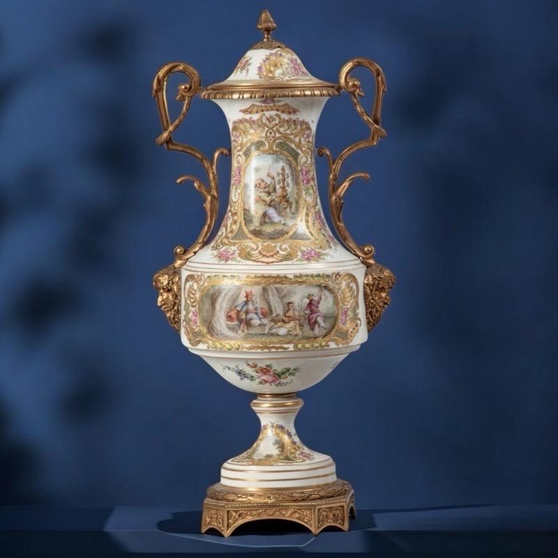 Français Paire de vases et de couvercles en forme de tambour montés en bronze doré, de style Sèvres, datant des années 1800 en vente