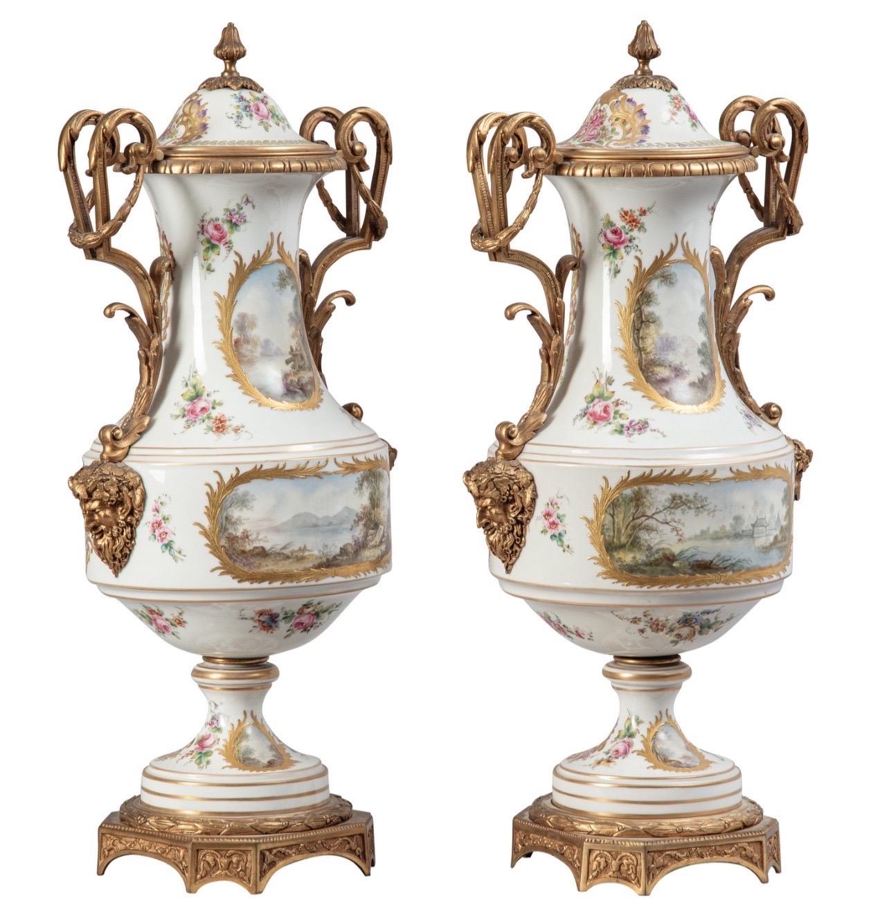Peint à la main Paire de vases et de couvercles en forme de tambour montés en bronze doré, de style Sèvres, datant des années 1800 en vente