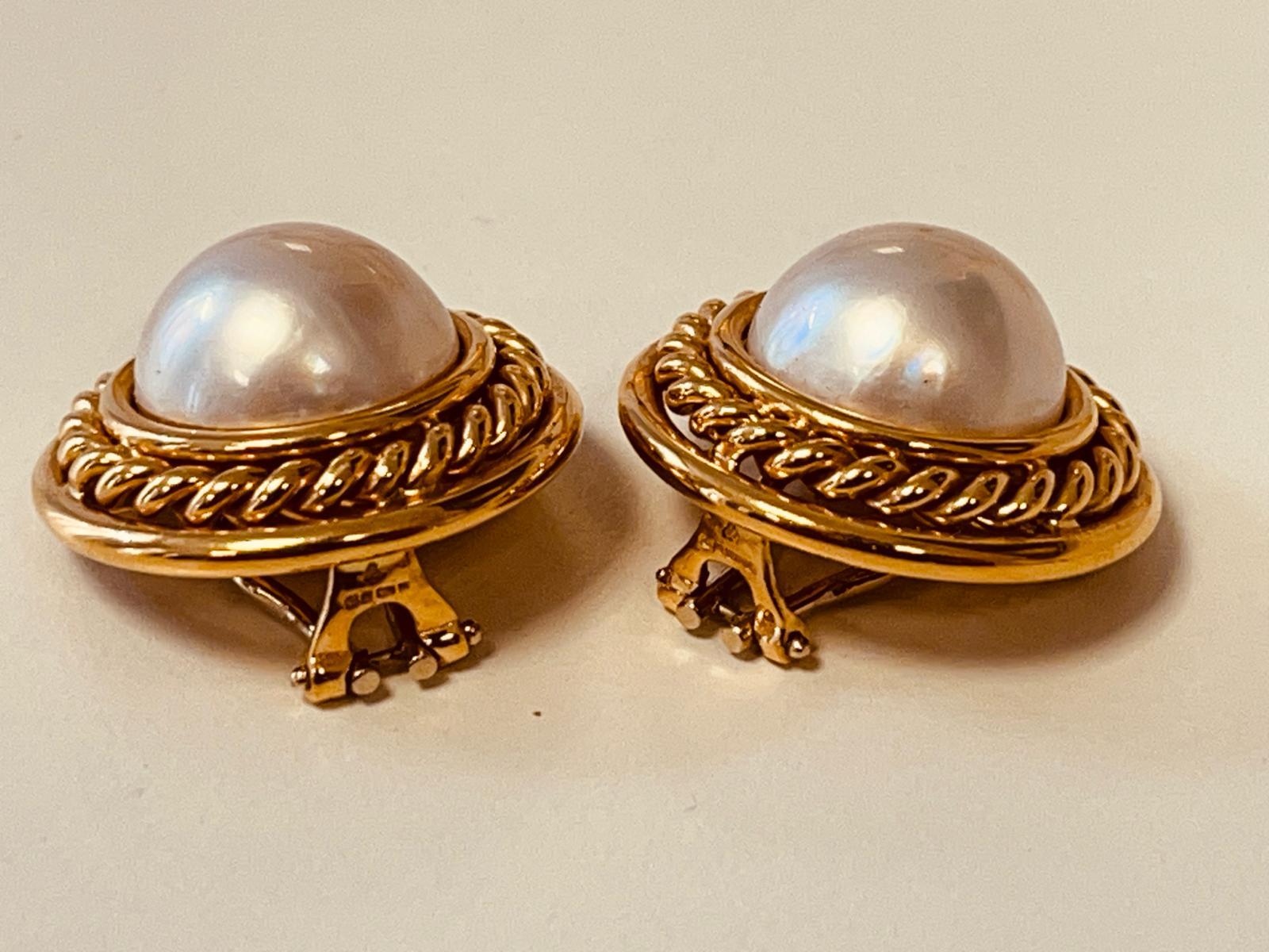 A Pair of 18ct Gold Mabe' Pearl Earclips. Circa 1980's. Made in England For Sale 5