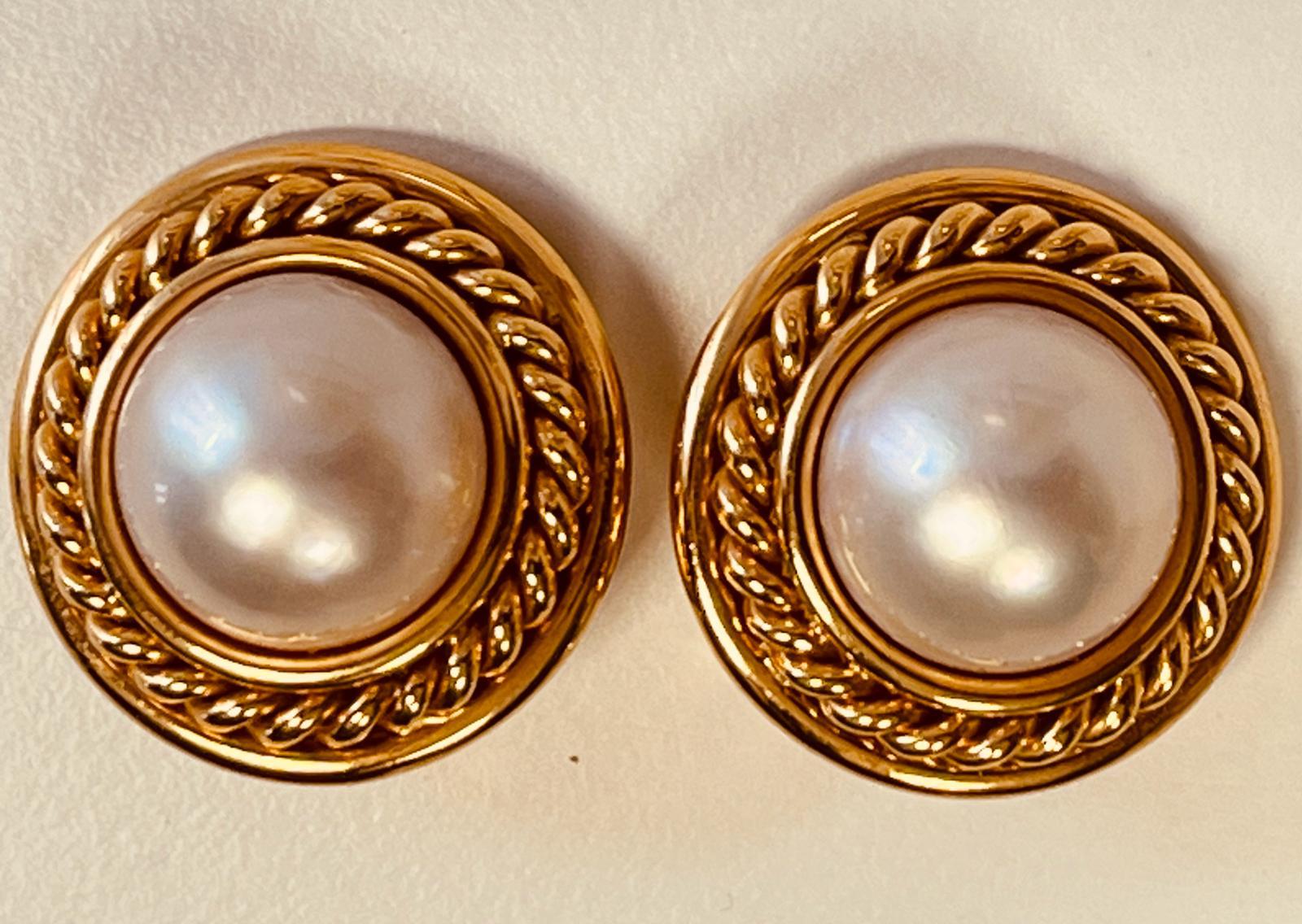 A Pair of 18ct Gold Mabe' Pearl Earclips. Circa 1980's. Made in England For Sale 4