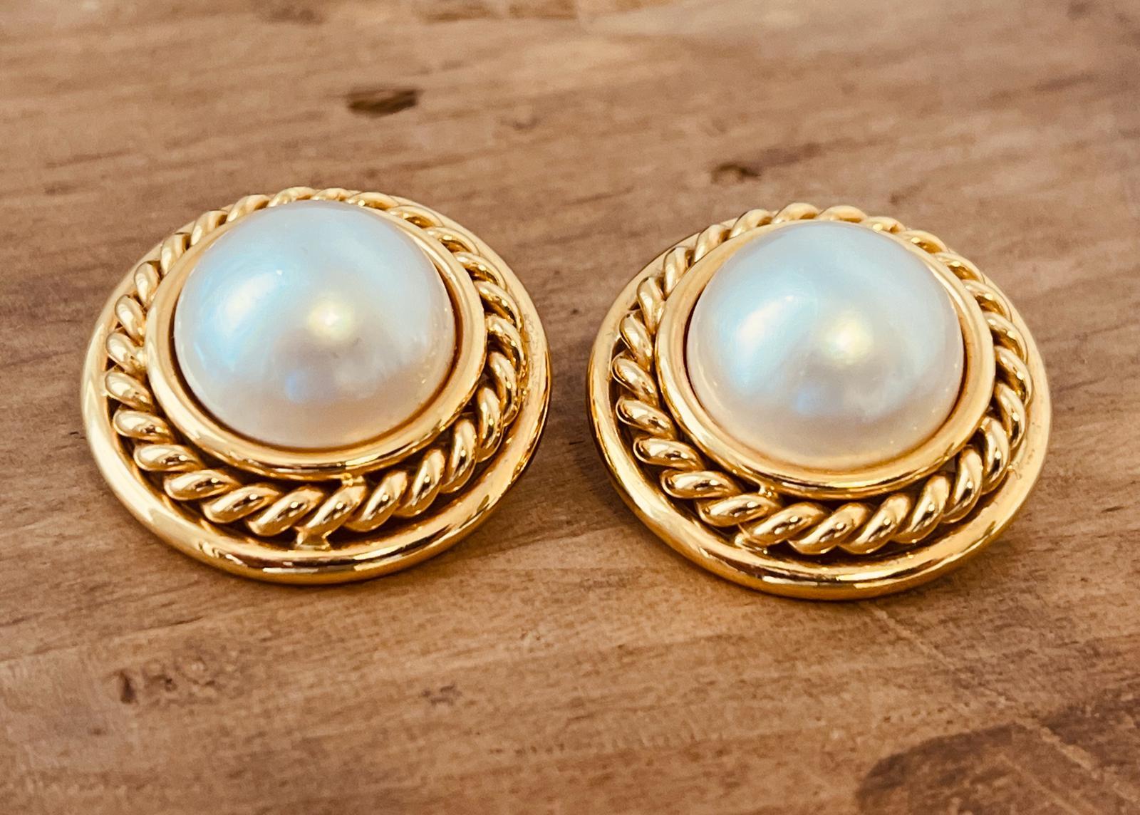 A Pair of 18ct Gold Mabe' Pearl Earclips. Circa 1980's. Made in England For Sale 6
