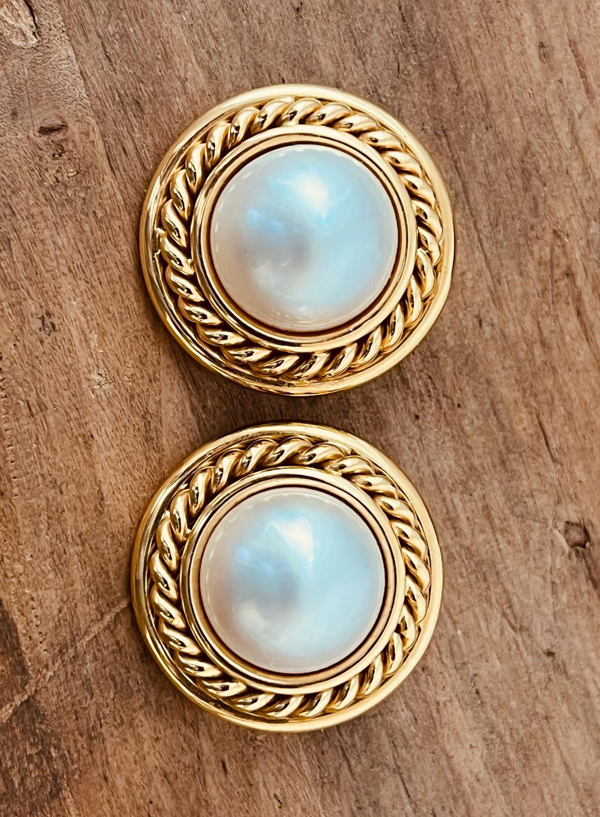 A Pair of 18ct Gold Mabe' Pearl Earclips. Circa 1980's. Made in England For Sale 7