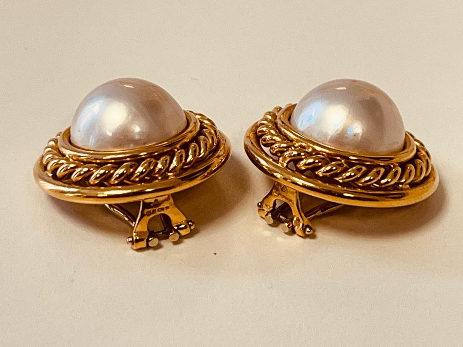 A Pair of 18ct Gold Mabe' Pearl Earclips. Circa 1980's. Made in England For Sale 8