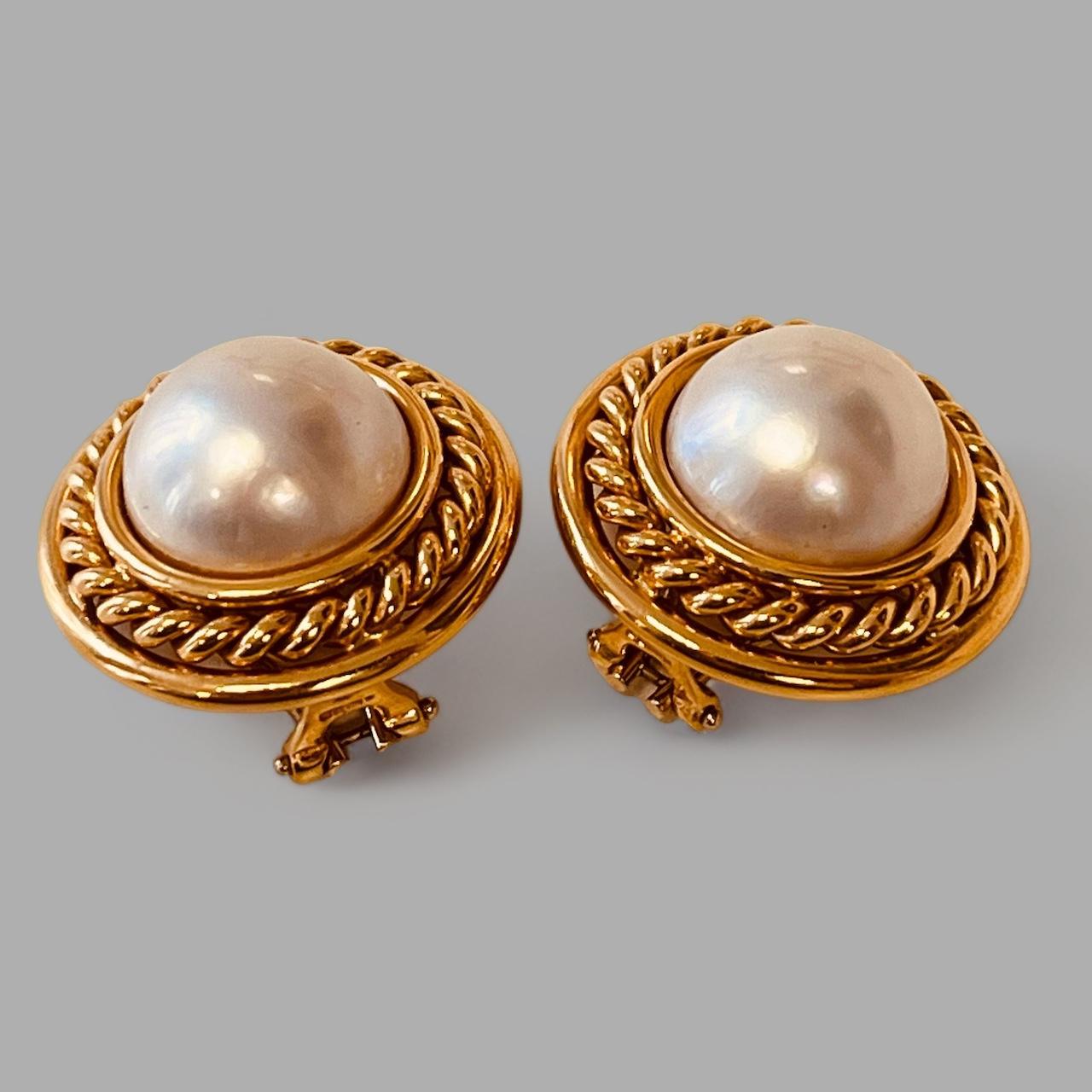 A Pair of 18ct Gold Mabe' Pearl Earclips. Circa 1980's. Made in England For Sale 9