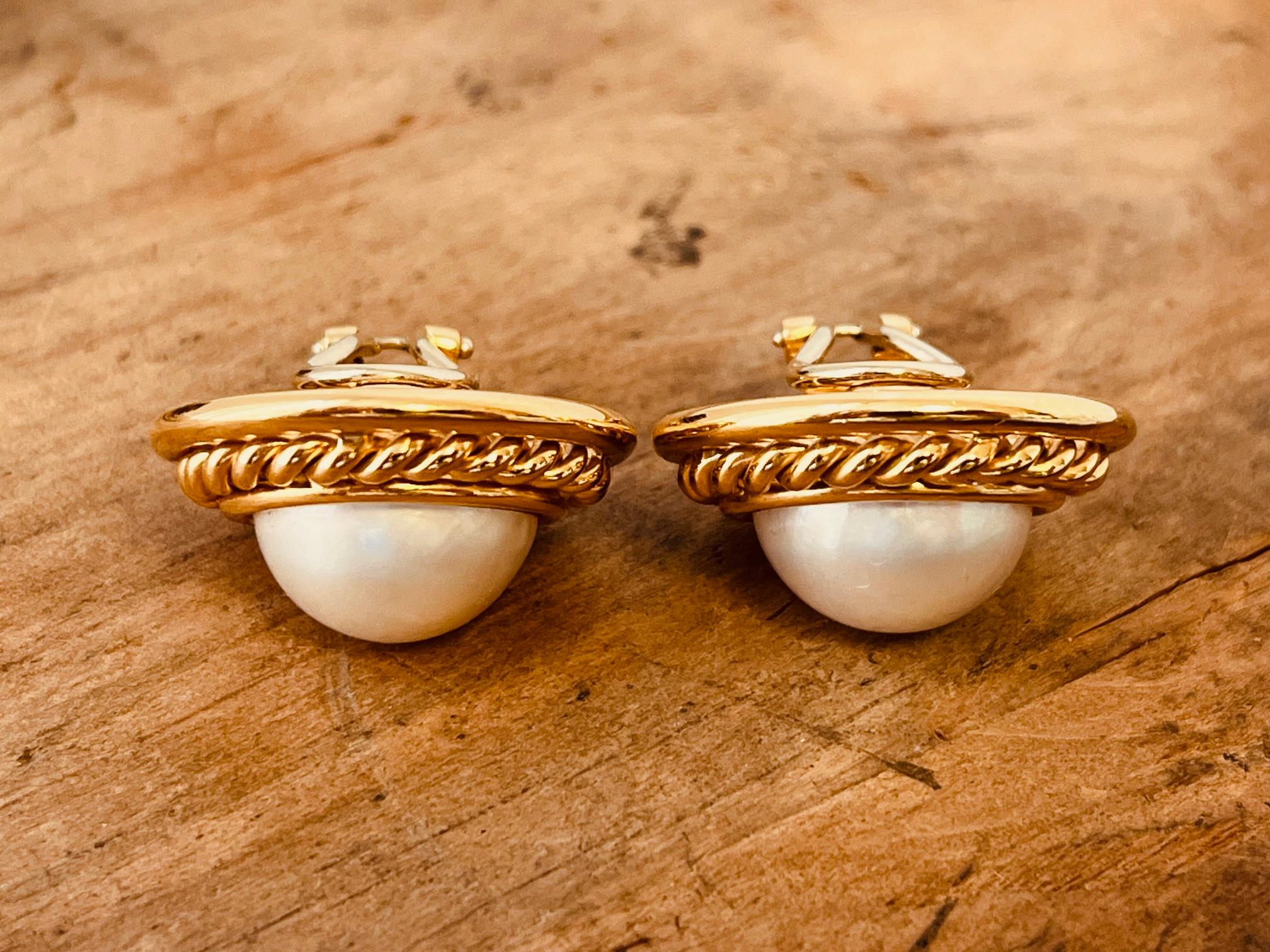 A Pair of 18ct Gold Mabe' Pearl Earclips. Circa 1980's. Made in England For Sale 14