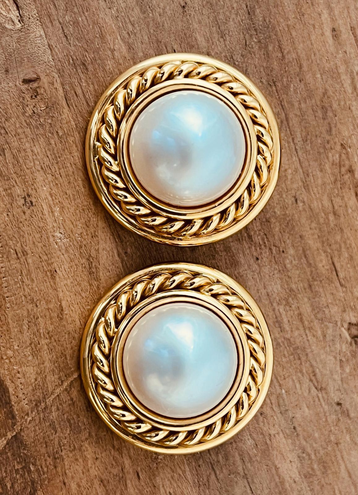 A pair of 18ct gold mabe' pearl earclips. Diameter: 25mm. Total weight:   26.1 grams . English hallmarks for 1985. Price: 3,880£. Item is in very good condition without any damage. Return policy within 3 days is applied. Please make sure you watch