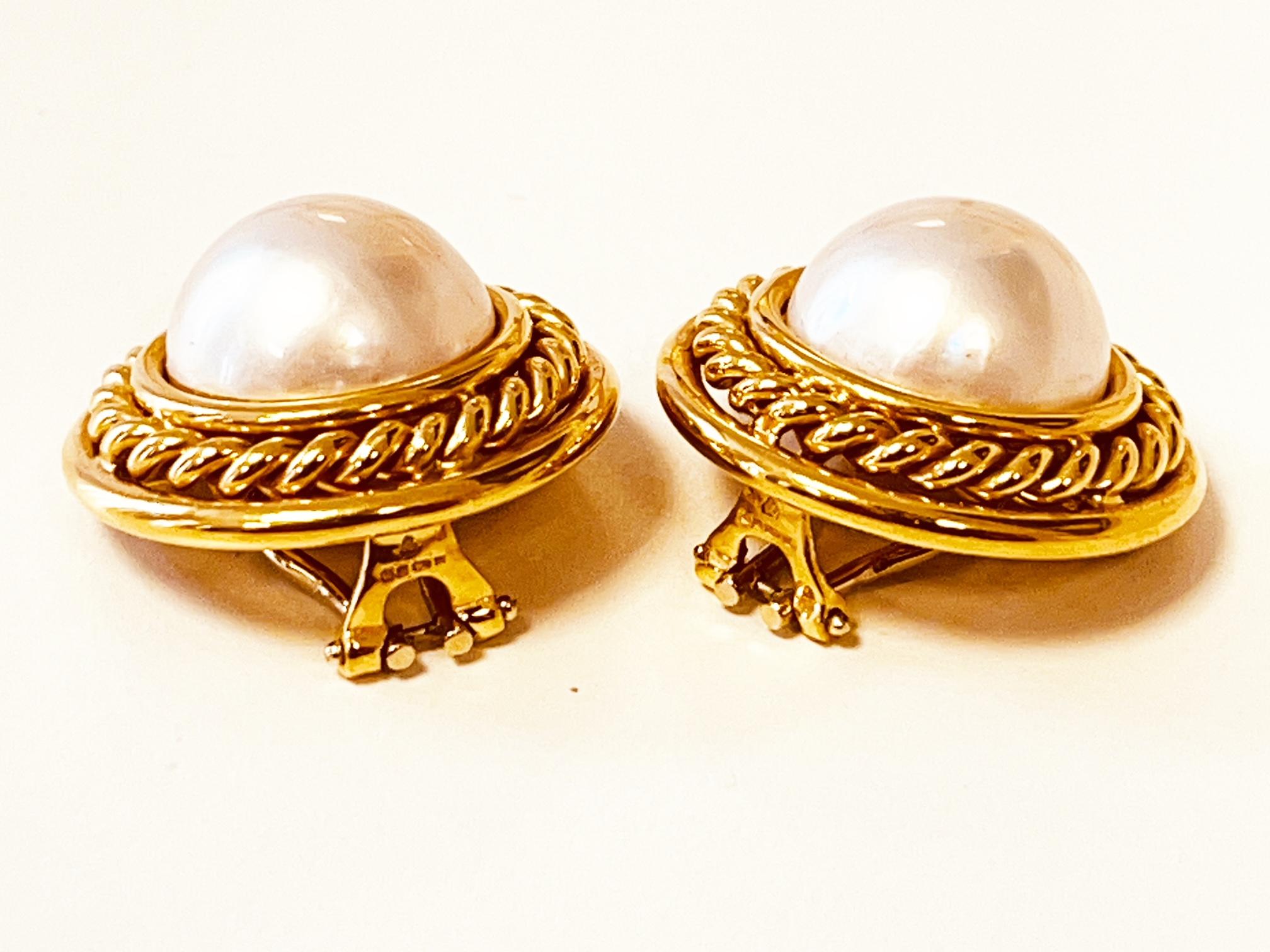 A Pair of 18ct Gold Mabe' Pearl Earclips. Circa 1980's. Made in England In Excellent Condition For Sale In London, GB