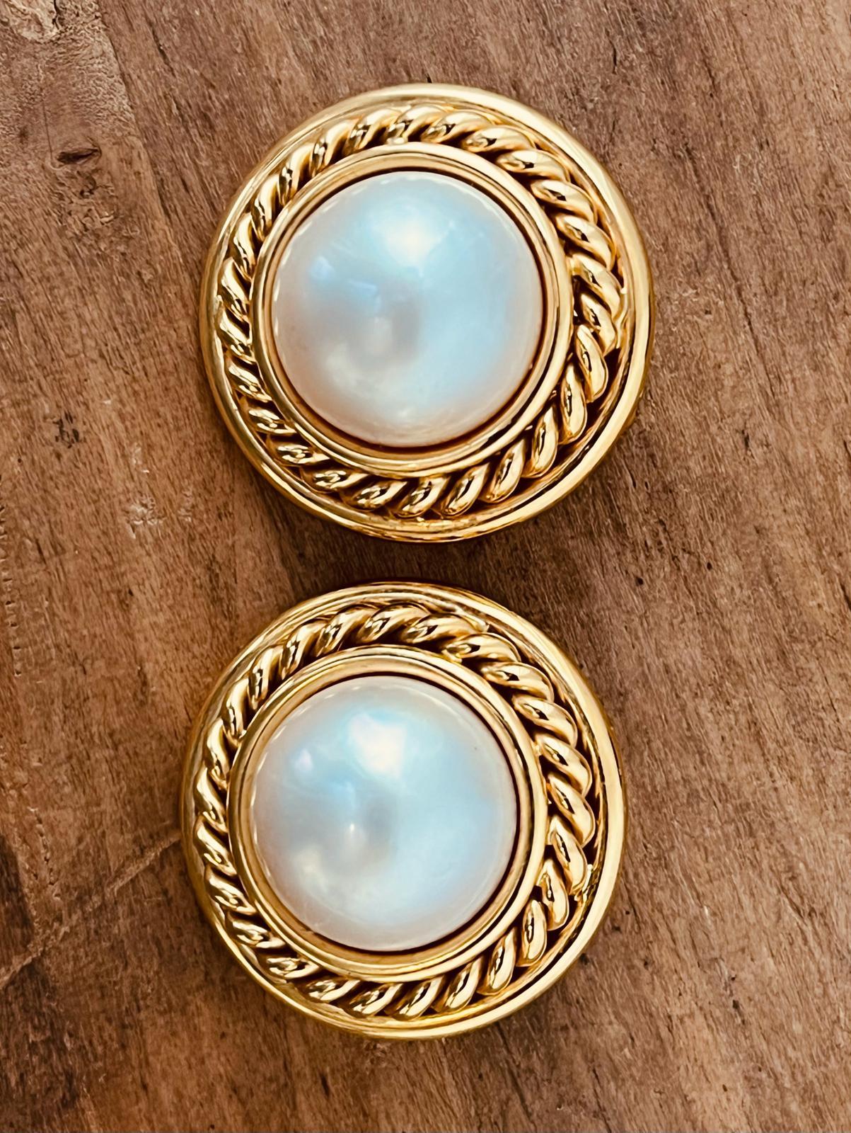 Women's A Pair of 18ct Gold Mabe' Pearl Earclips. Circa 1980's. Made in England For Sale