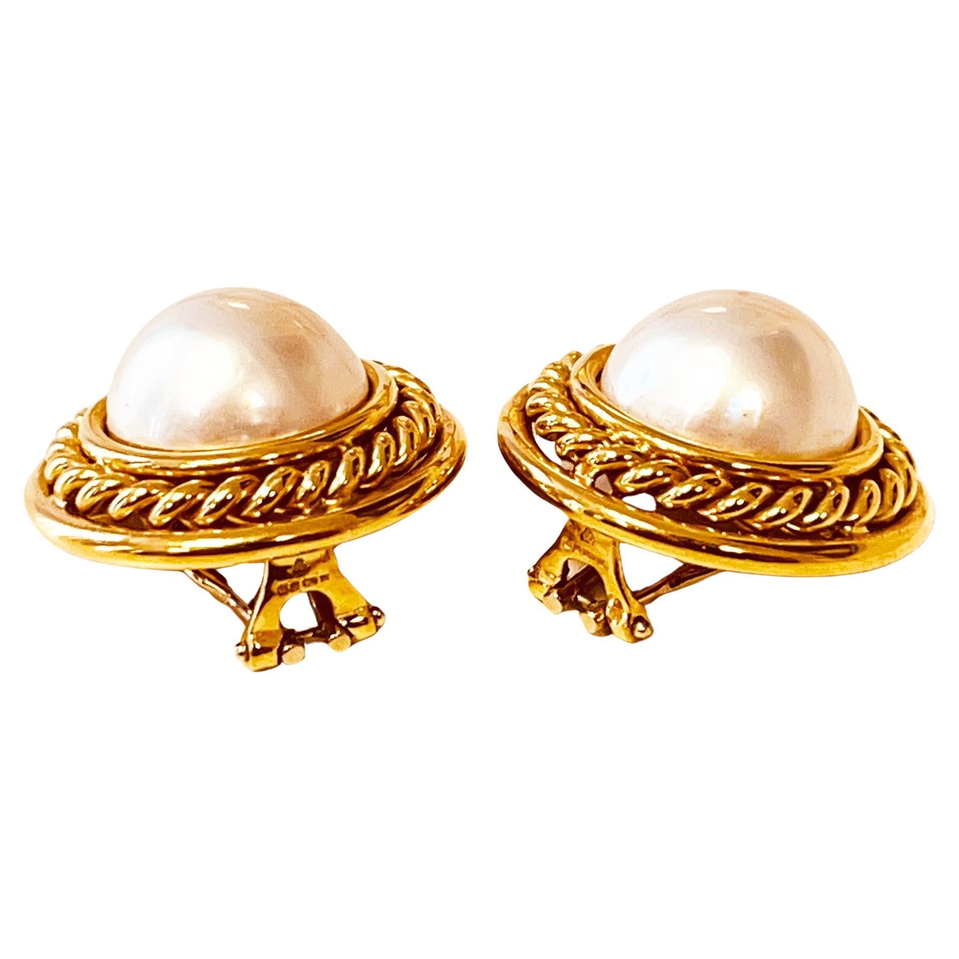 A Pair of 18ct Gold Mabe' Pearl Earclips. Circa 1980's. Made in England For Sale