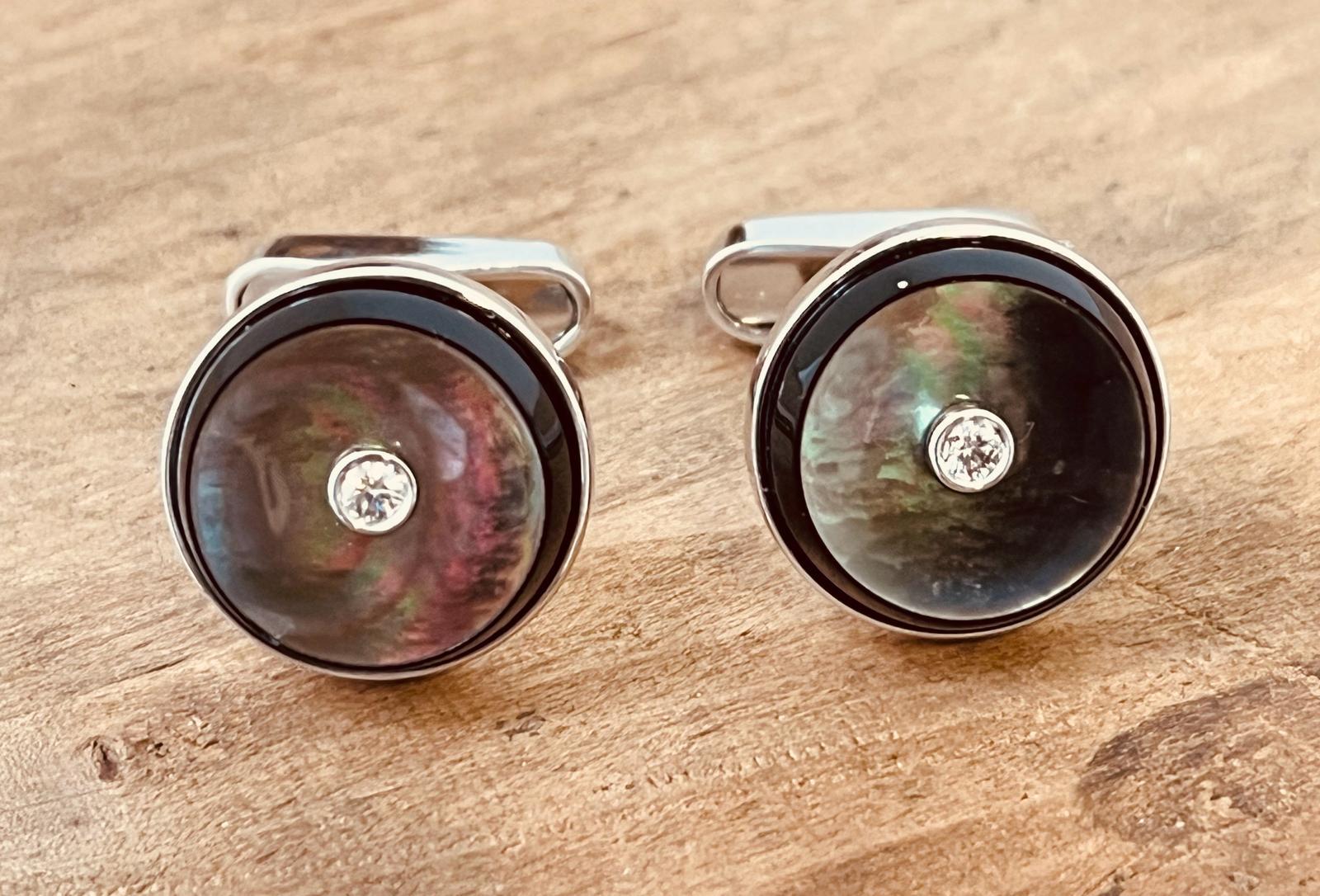 A Pair of 18ct White Gold and Diamond Mother of Pearl Cufflinks. Circa 2000  For Sale 5