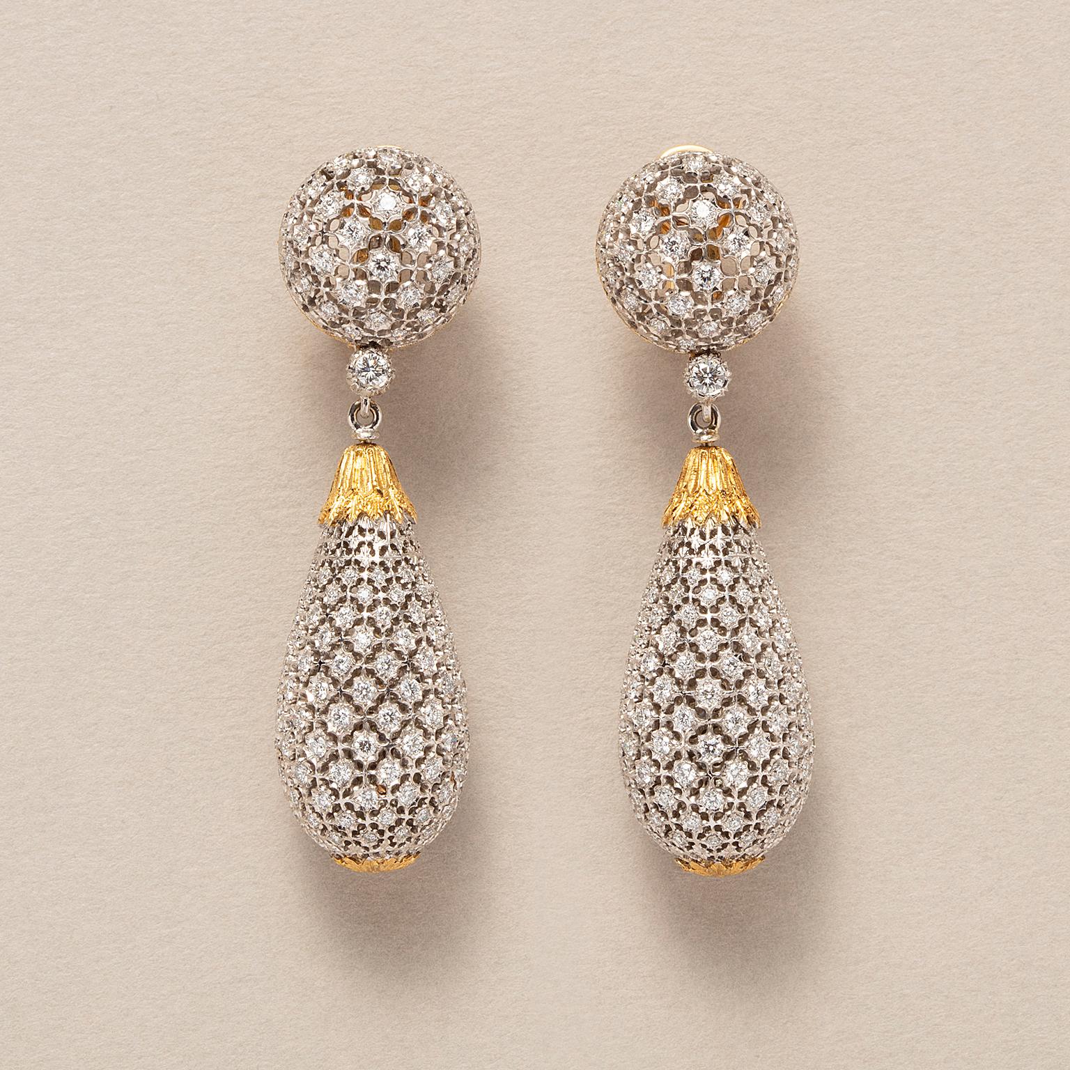 An important pair of 18k bi-color gold day and night drop earrings chiseled and pierced open worked like lace and set with app. 6 carats of diamonds with detachable drops, signed: M. Buccellati, 1980.

weight: 34.7 g
dimensions: 5.70 x 1.5 cm