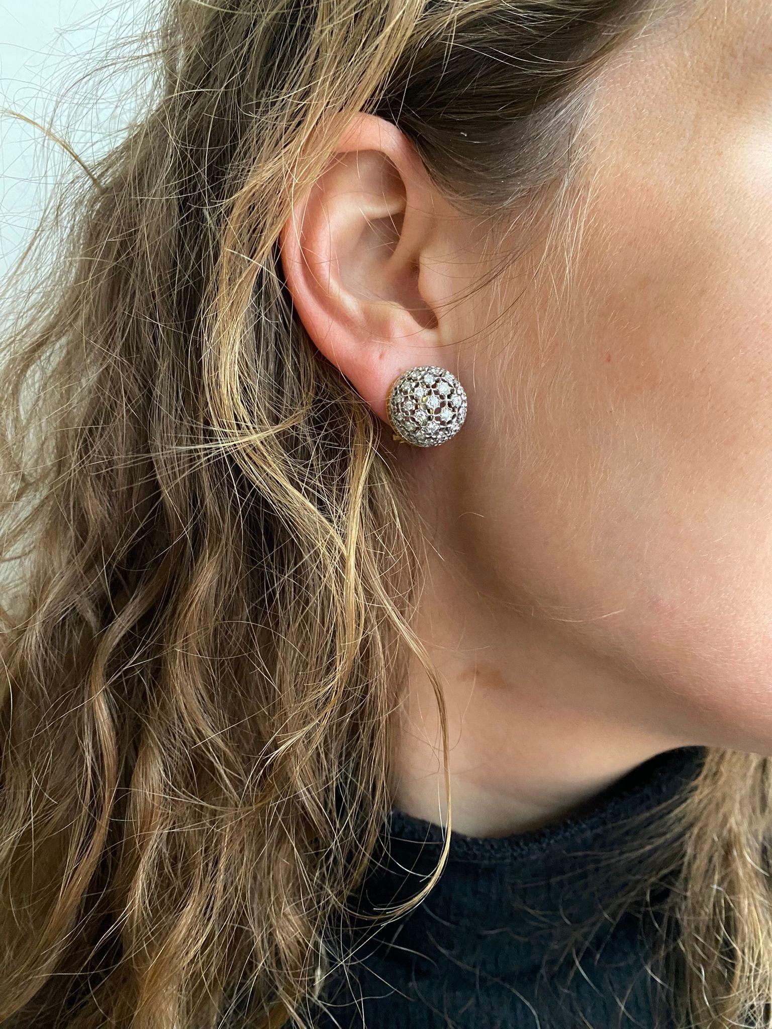 A Pair of 18k Gold and Diamond Day and Night Buccellati Lace Earrings For Sale 4