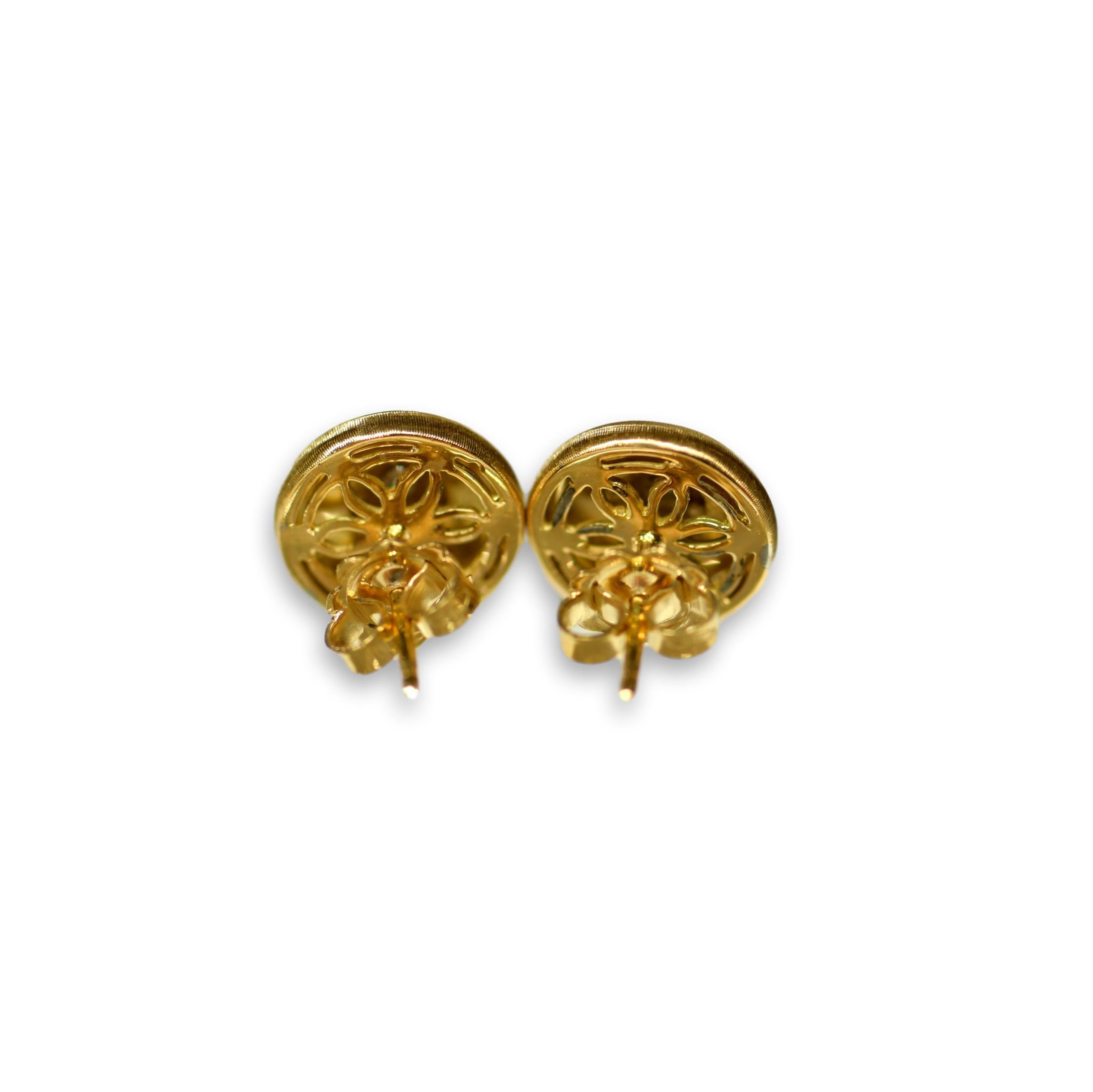 Round Cut Pair of 18 Karat Gold and Diamond Stud Earrings For Sale