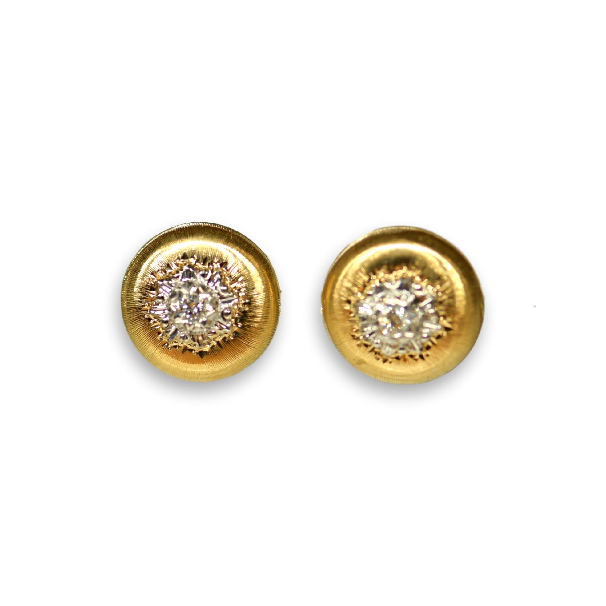Pair of 18 Karat Gold and Diamond Stud Earrings In Excellent Condition For Sale In Banbury, GB