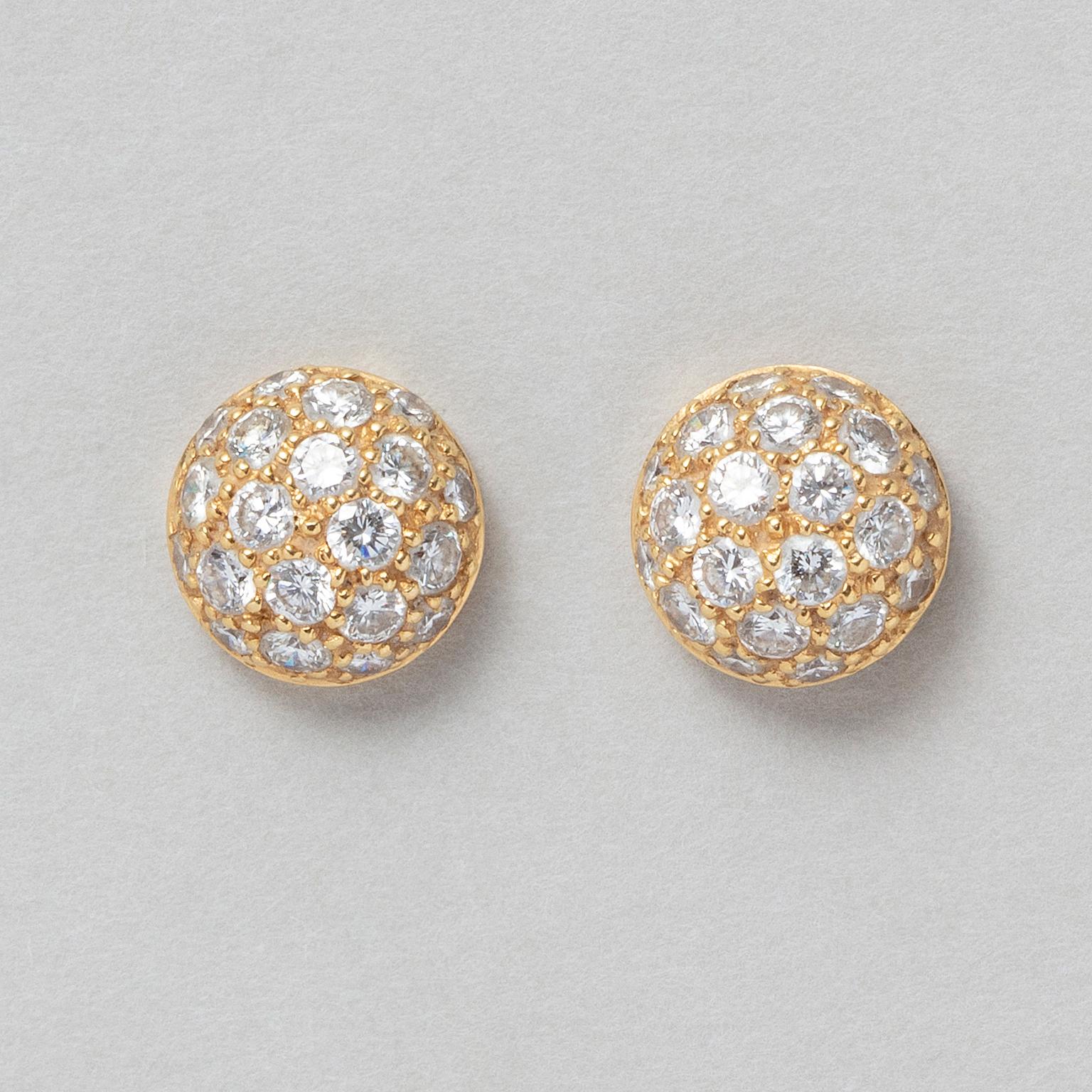 Paar Kugelohrringe aus 18 Karat Gelbgold, besetzt mit Diamanten im Brillantschliff (insgesamt ca. 0,96 ct), signiert und nummeriert: Cartier, K69247, Frankreich, ca. 2010.

Gewicht: 3,37 g
Durchmesser: 8,5 mm