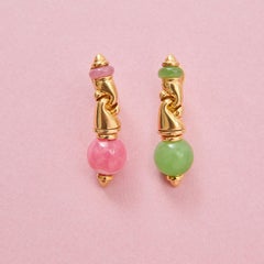 Un par de pendientes de jade y rodocrosita de oro de 18 quilates