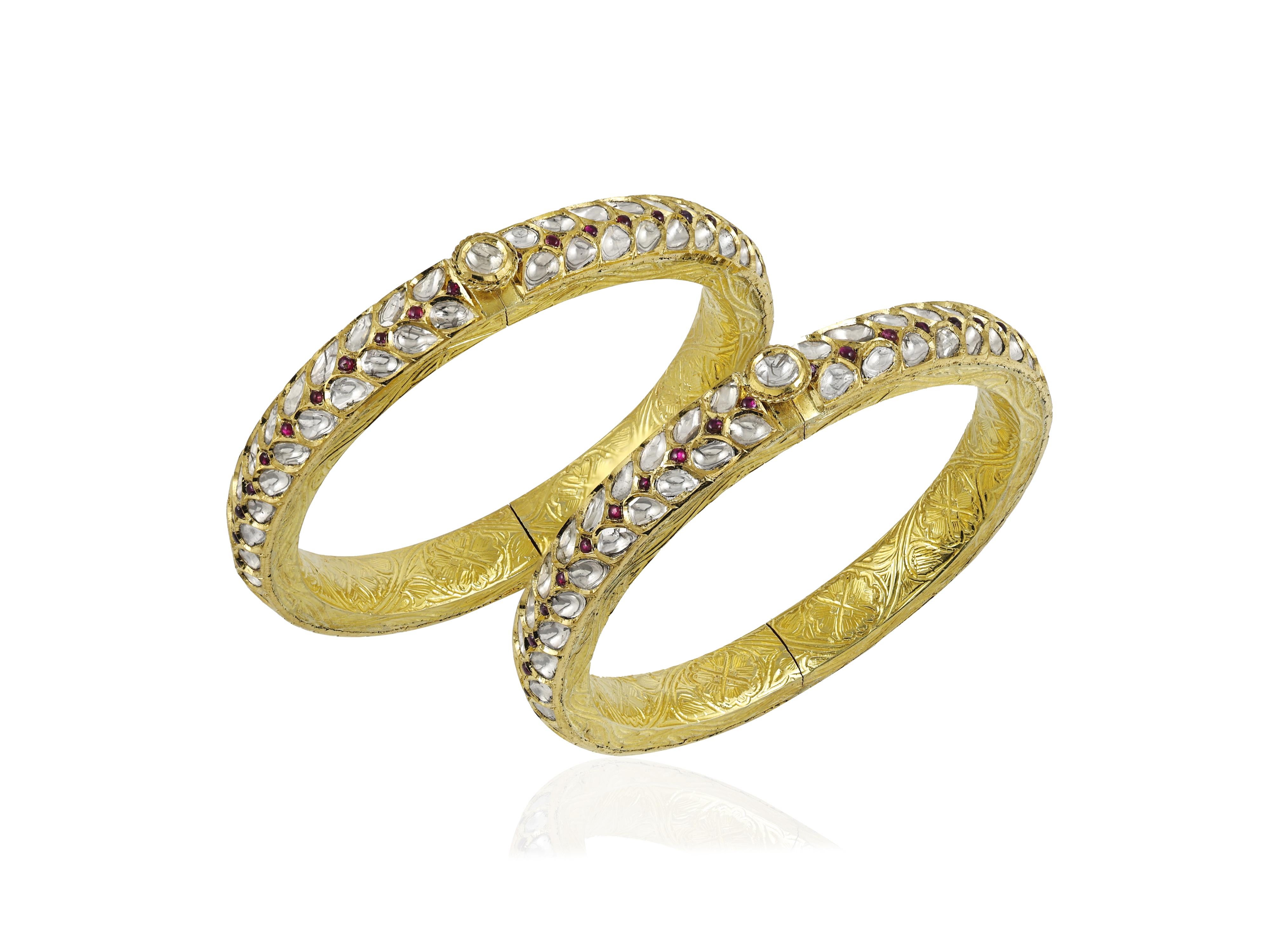 Ein Paar Kundan Meena-Polki-Armreifen aus 18 Karat Gold, besetzt mit Diamanten, Polkis und Rubinen (Ungeschliffen) im Angebot