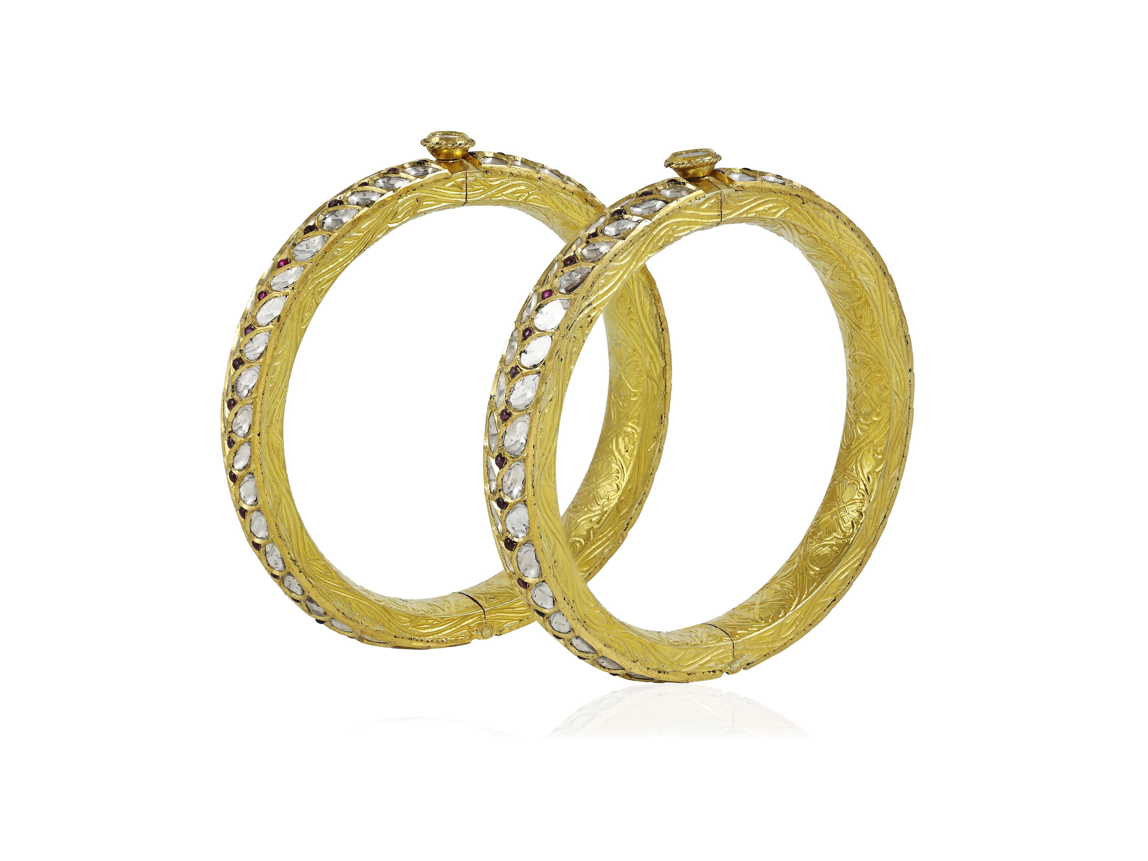 Ein Paar Kundan Meena-Polki-Armreifen aus 18 Karat Gold, besetzt mit Diamanten, Polkis und Rubinen im Zustand „Neu“ im Angebot in Bangkok,, TH
