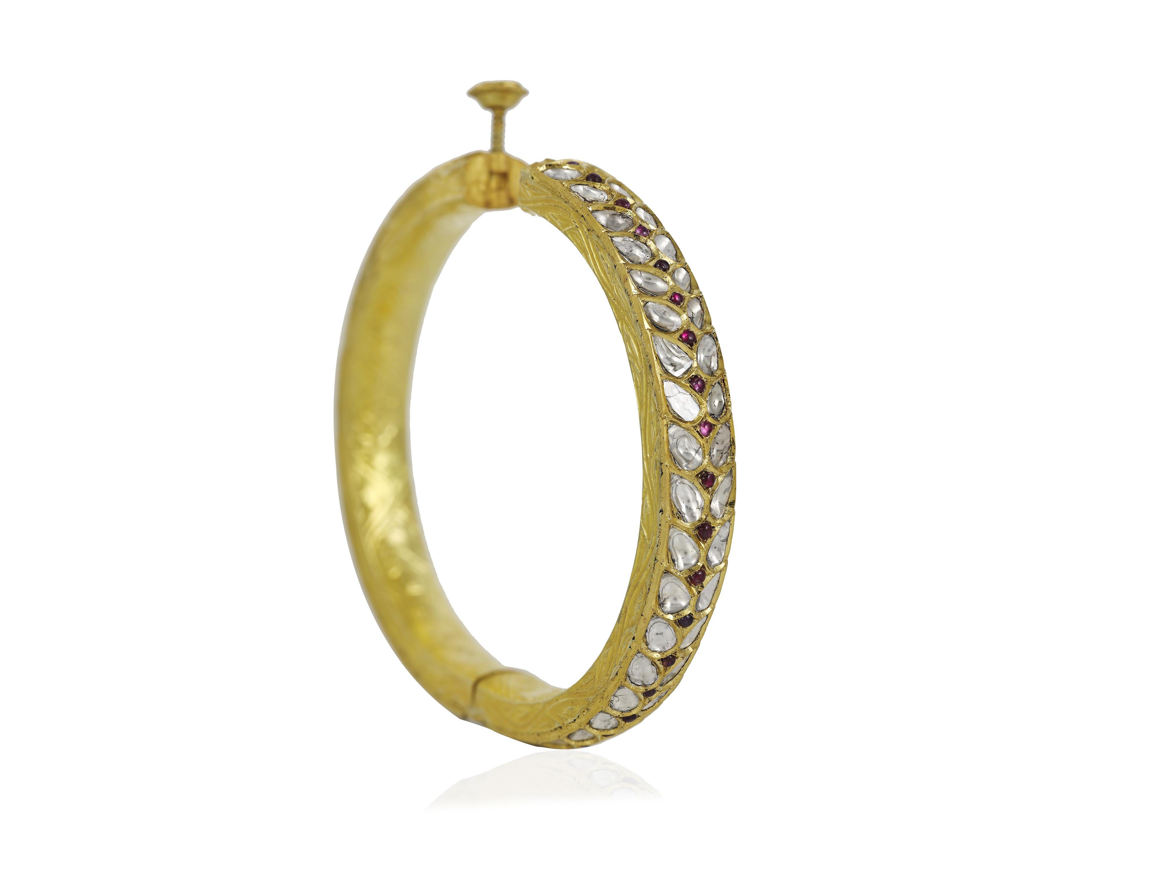 Ein Paar Kundan Meena-Polki-Armreifen aus 18 Karat Gold, besetzt mit Diamanten, Polkis und Rubinen im Angebot 1