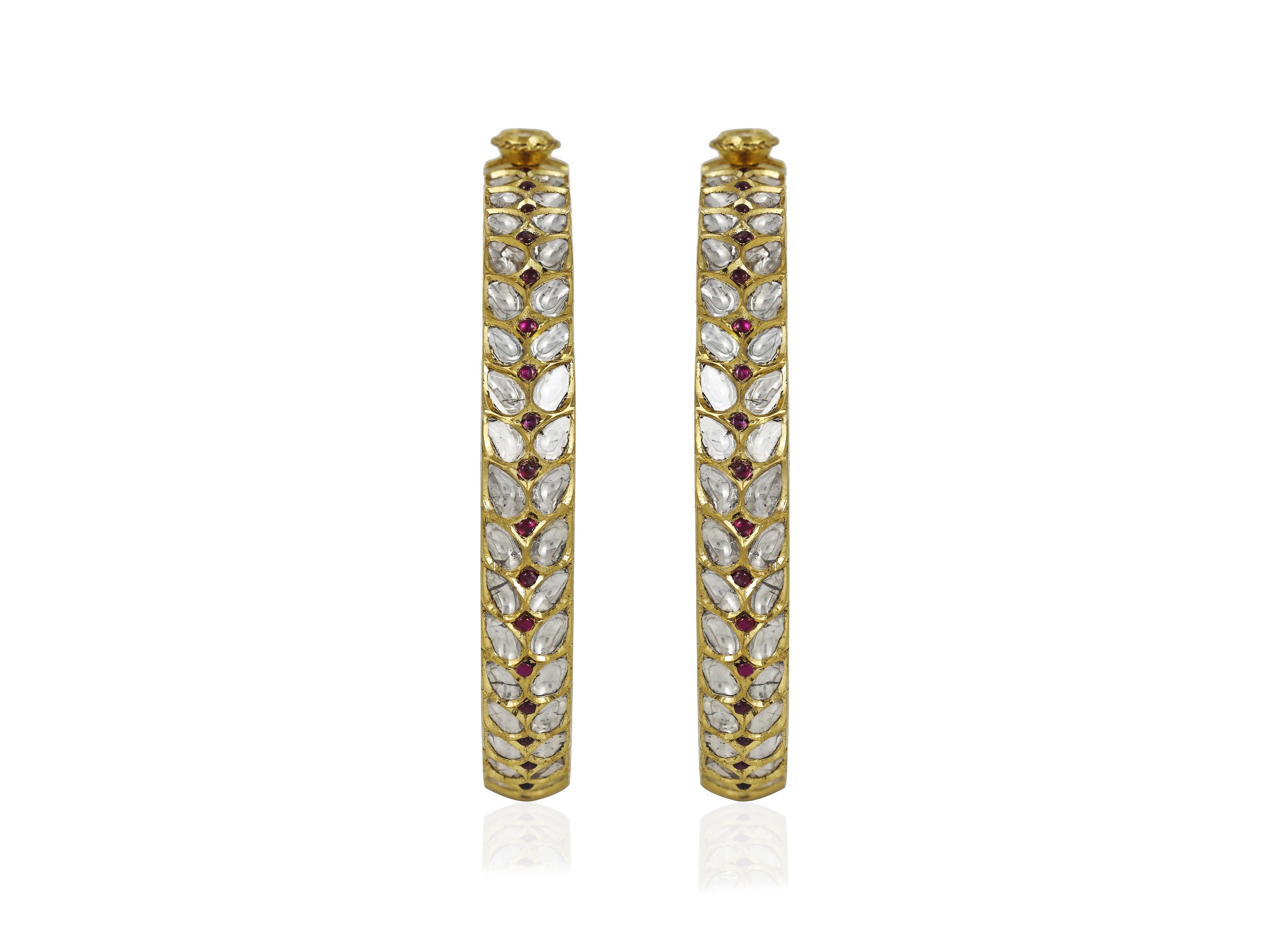 Ein Paar Kundan Meena-Polki-Armreifen aus 18 Karat Gold, besetzt mit Diamanten, Polkis und Rubinen im Angebot 2