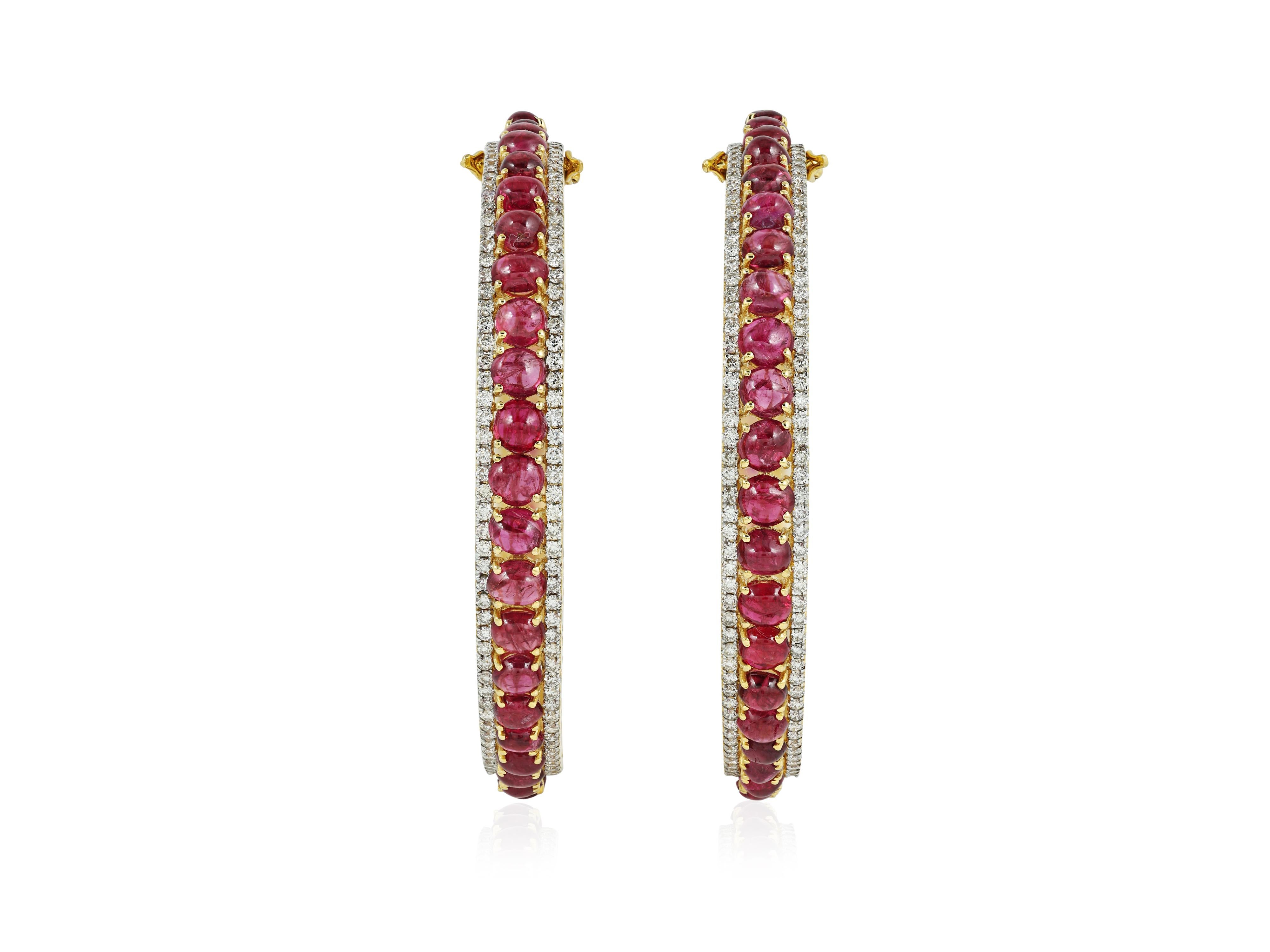 Cabochon Un paio di bracciali in oro 18 carati con spinello rosso naturale e diamanti in vendita