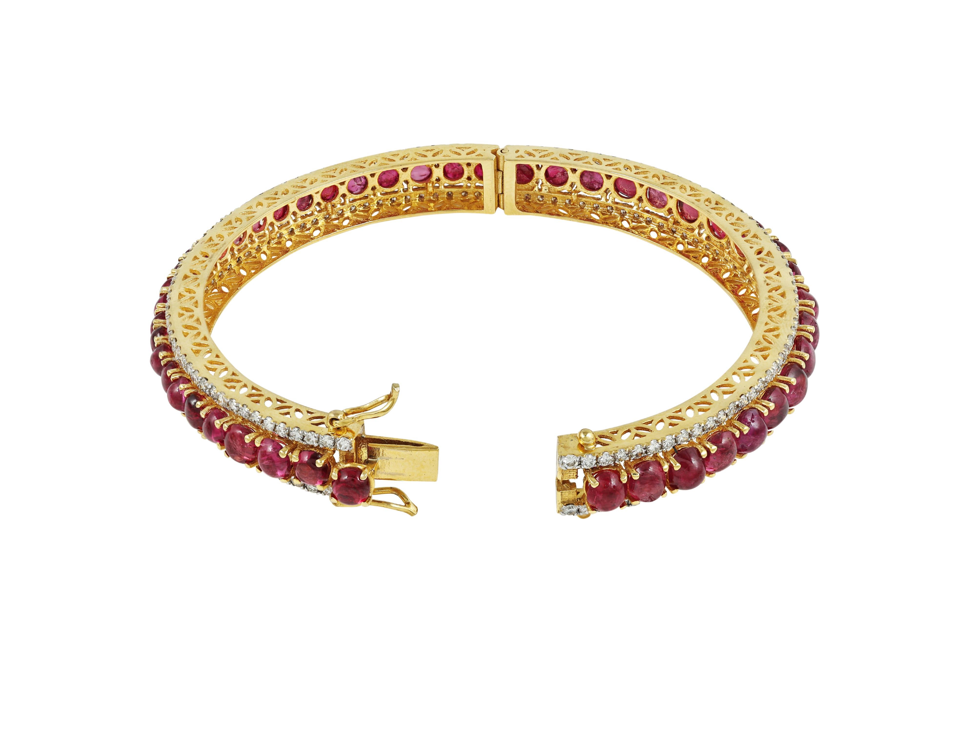 Donna Un paio di bracciali in oro 18 carati con spinello rosso naturale e diamanti in vendita
