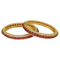 Un par de brazaletes de oro de 18 quilates de espinela roja natural y diamantes