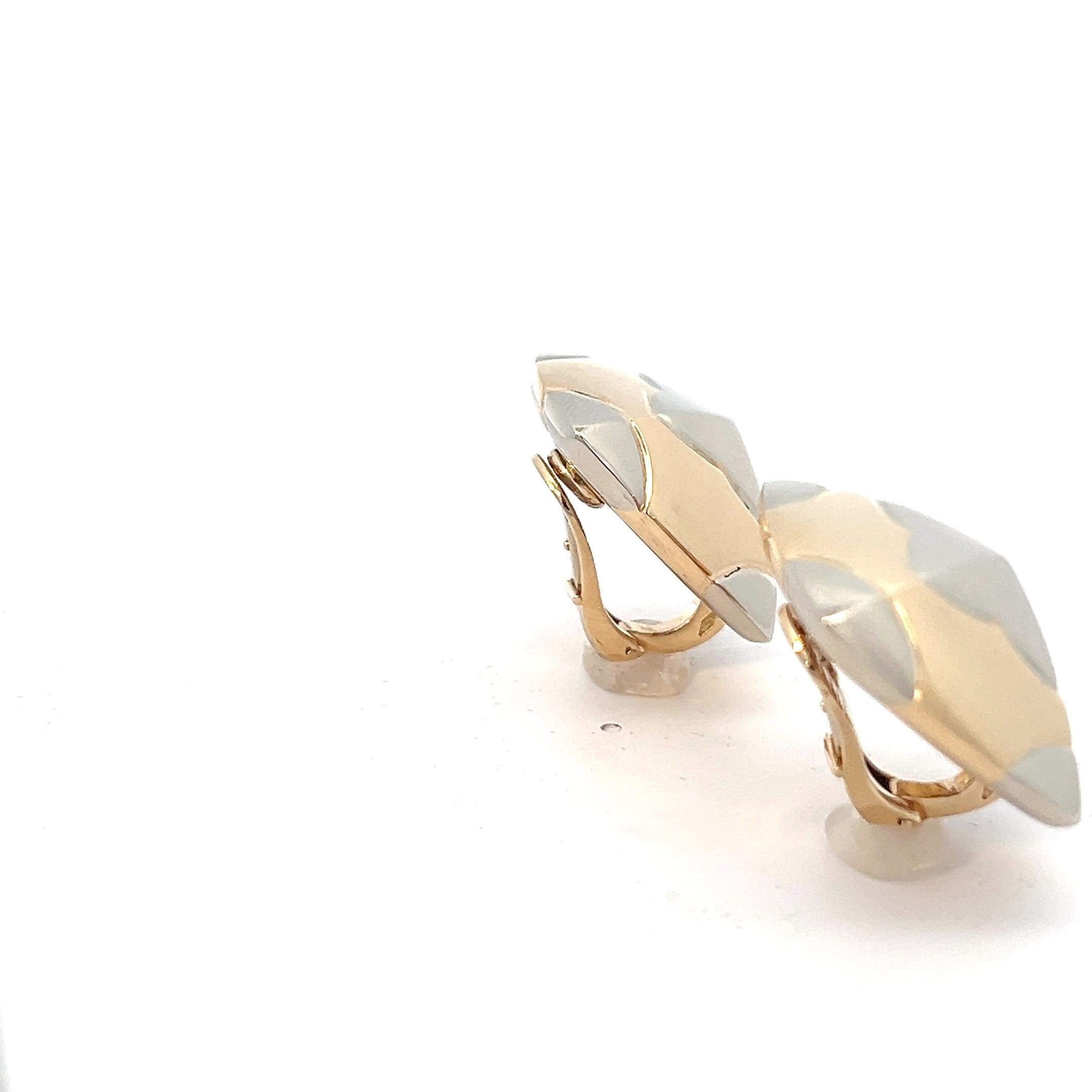 A pair of 18k yellow gold and 18k white gold ear clips by Bulgari.
Model: Pyramind.

Origin: Napels, Italy.
Age: circa 1990.
Measurements: Circa 2.6 by 2.6 cm.
Weight: circa 25.8 grams together.
Hallmarks: marked with the Italian hallmark for 18k