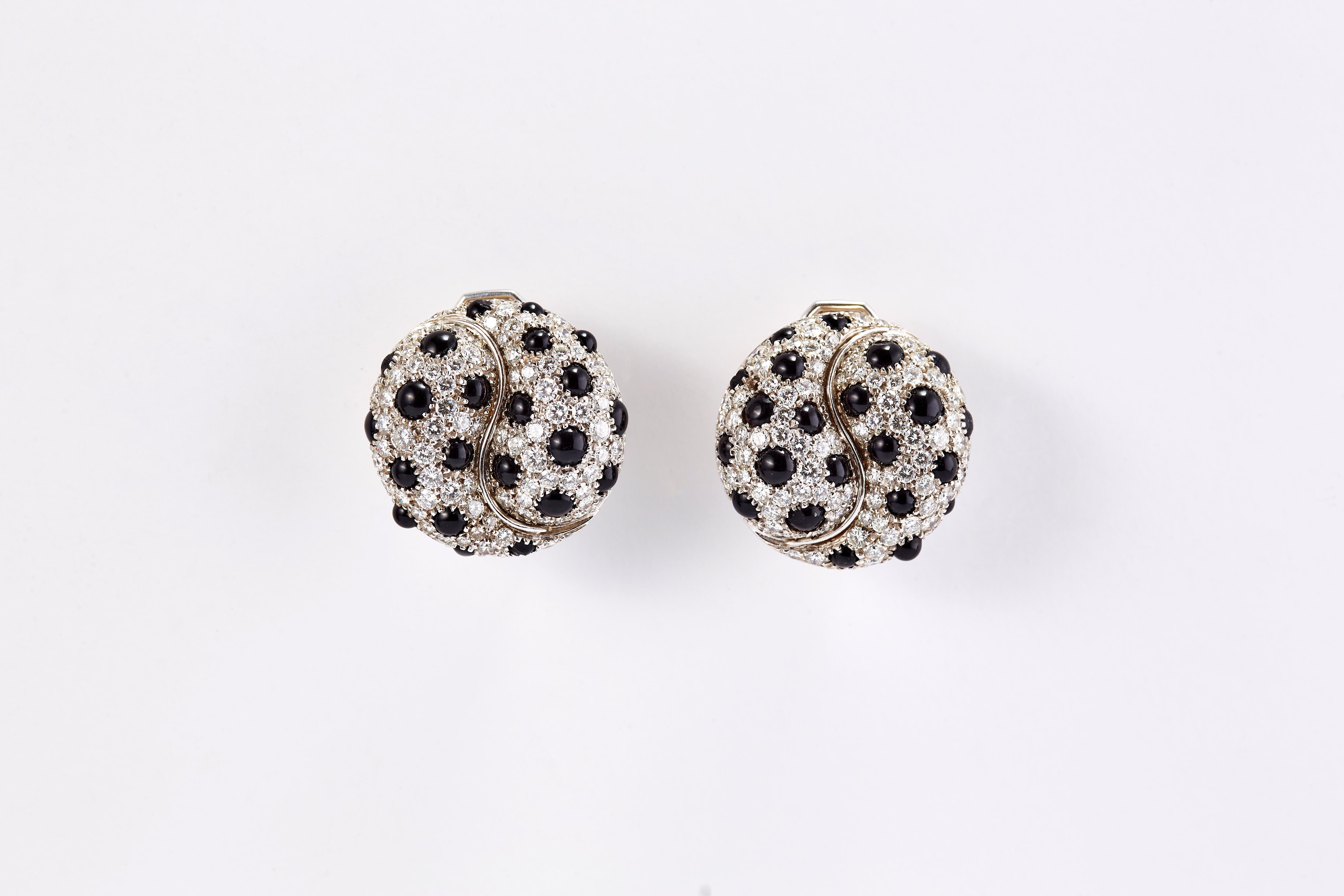 Pair of 18 Karat White Gold Earrings with Diamonds and Onyx In Excellent Condition For Sale In Tel Aviv, IL