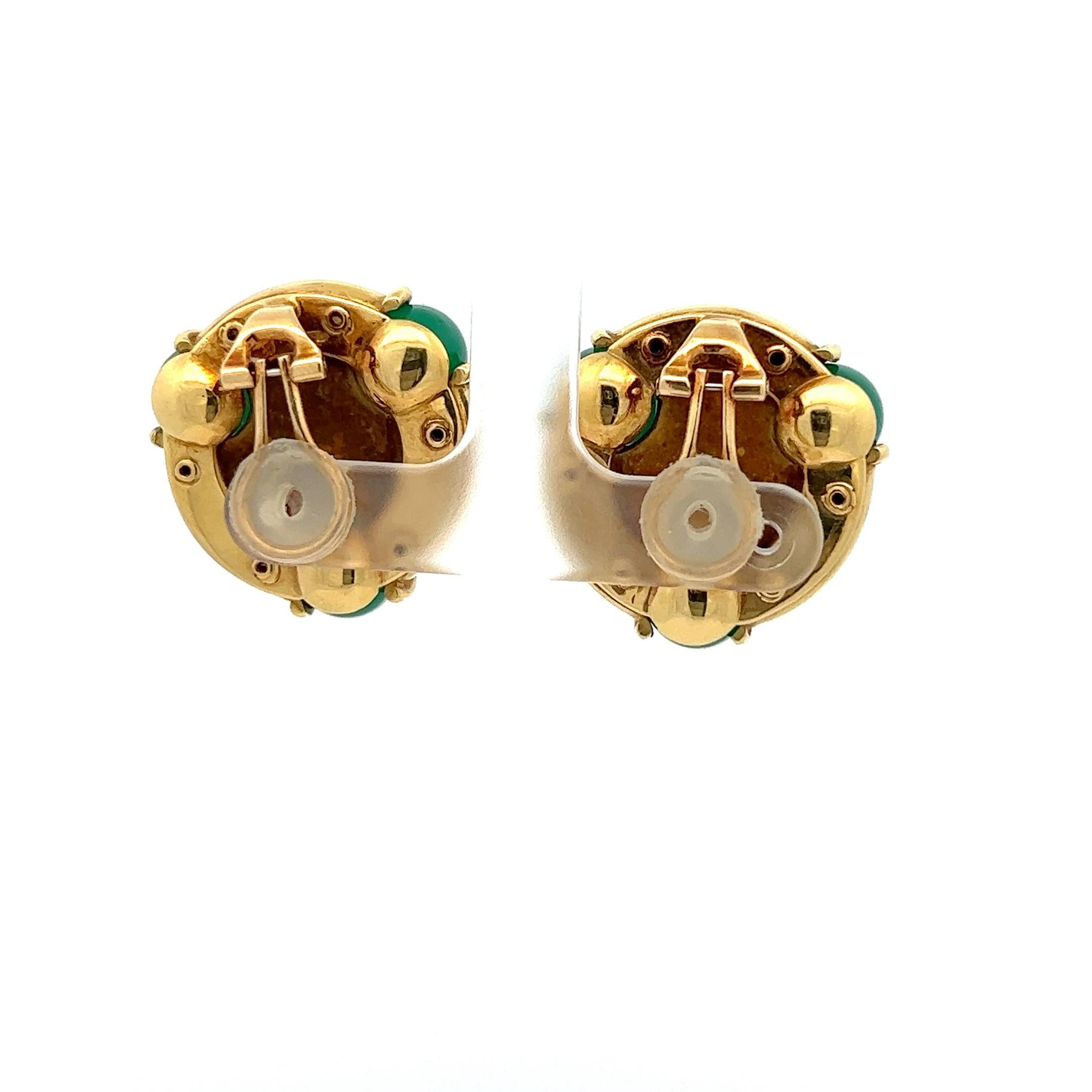A pair of 18k yellow gold and chrysoprase ear clips by Kiki McDonough. In Good Condition In KERKRADE, NL