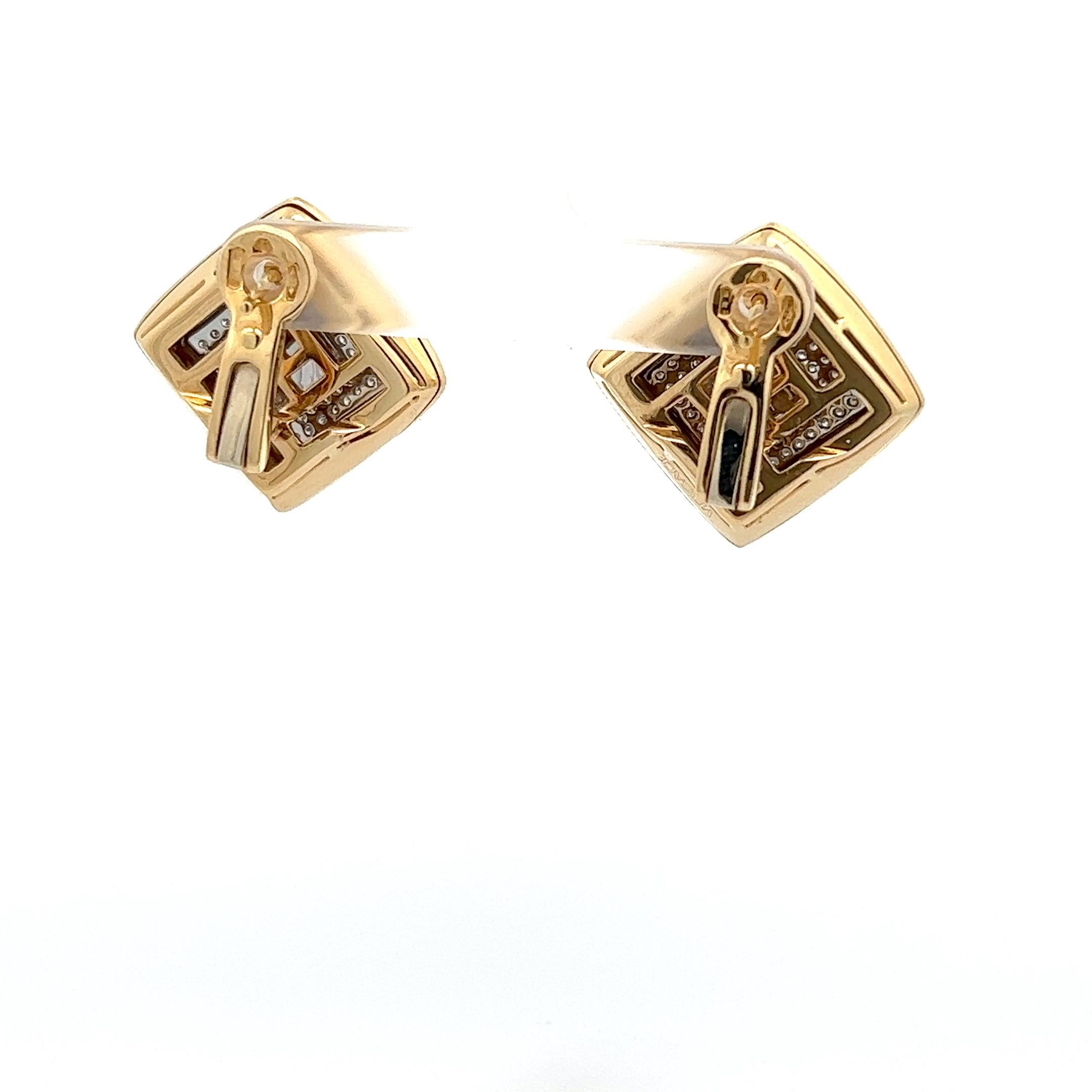 Taille simple Paire de boucles d'oreilles en or jaune 18 carats et diamants de Versace. en vente