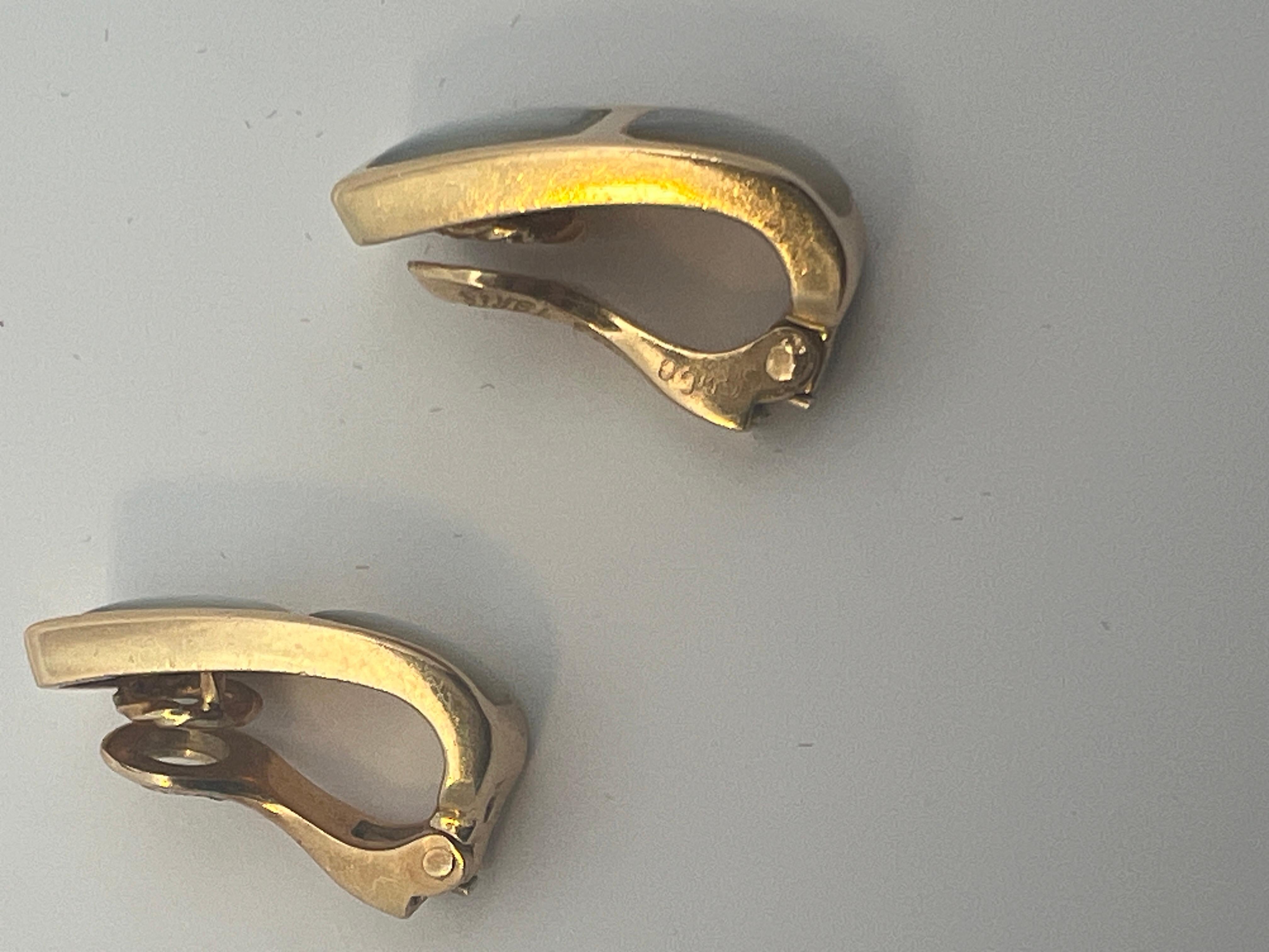 A pair of 18k yellow gold and Mother-of-Pearl ear clips by Mauboussin 4