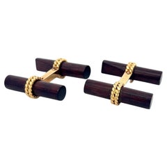 Une paire de boutons de manchette en bois et or jaune 18 carats de Van Cleef & Arpels
