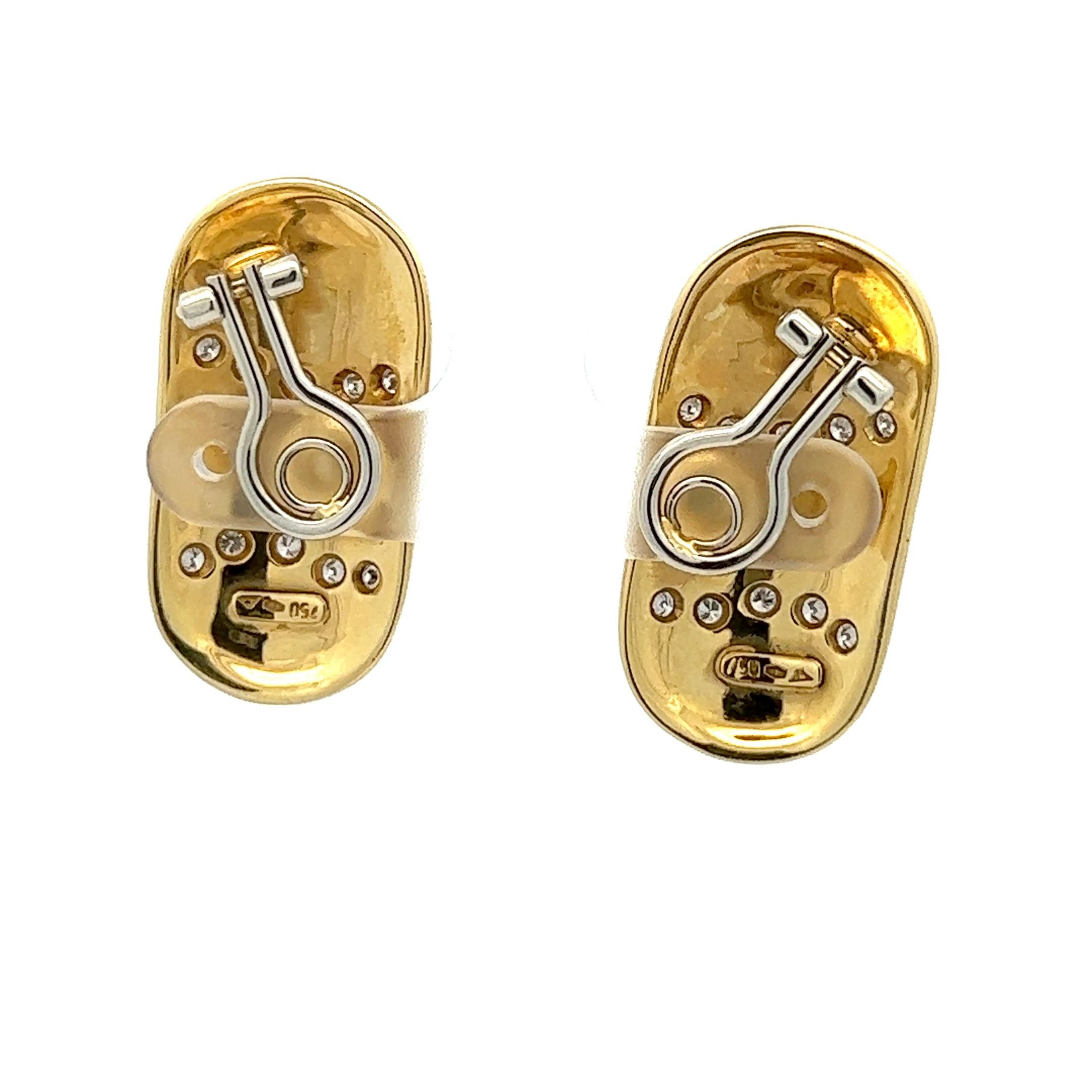 A pair of 18k yellow gold, black enamel and diamond ear clips by Illario.
Total diamond weight: circa 0.7ct, graded while in setting.
Origin: Alessandria, Italy.
Age: circa 1980.
Measurements: circa 3.2 by 1.6 cm.
Hallmarked with the Italian