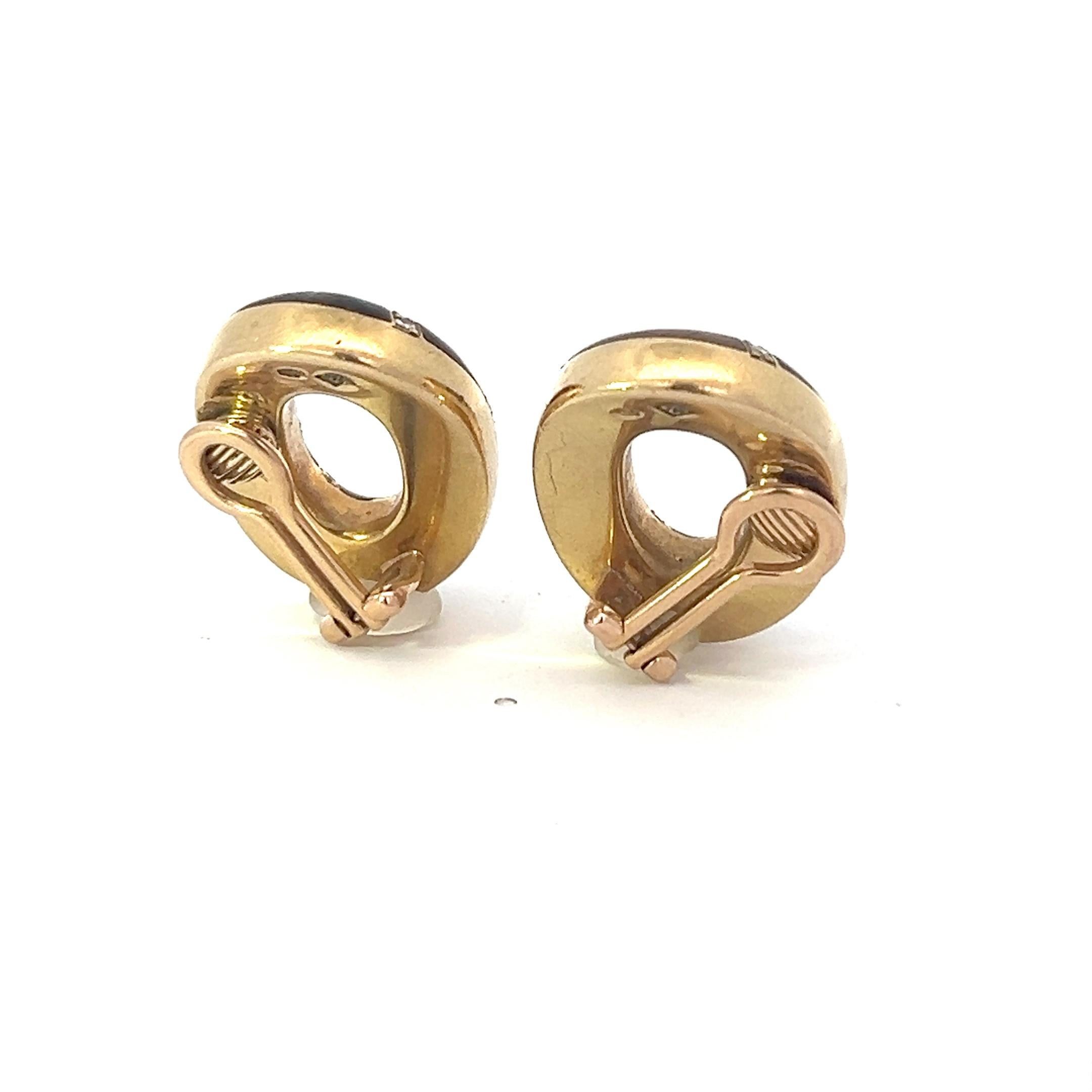 Un par de pendientes de oro amarillo de 18 quilates, madera y diamantes de Illario. Illario también fabricó joyas para Bulgari.

Peso total del diamante: alrededor de 0.6 ct, graduado en el engaste.
			
		
Origen: Alessandria, Italia.
Edad: