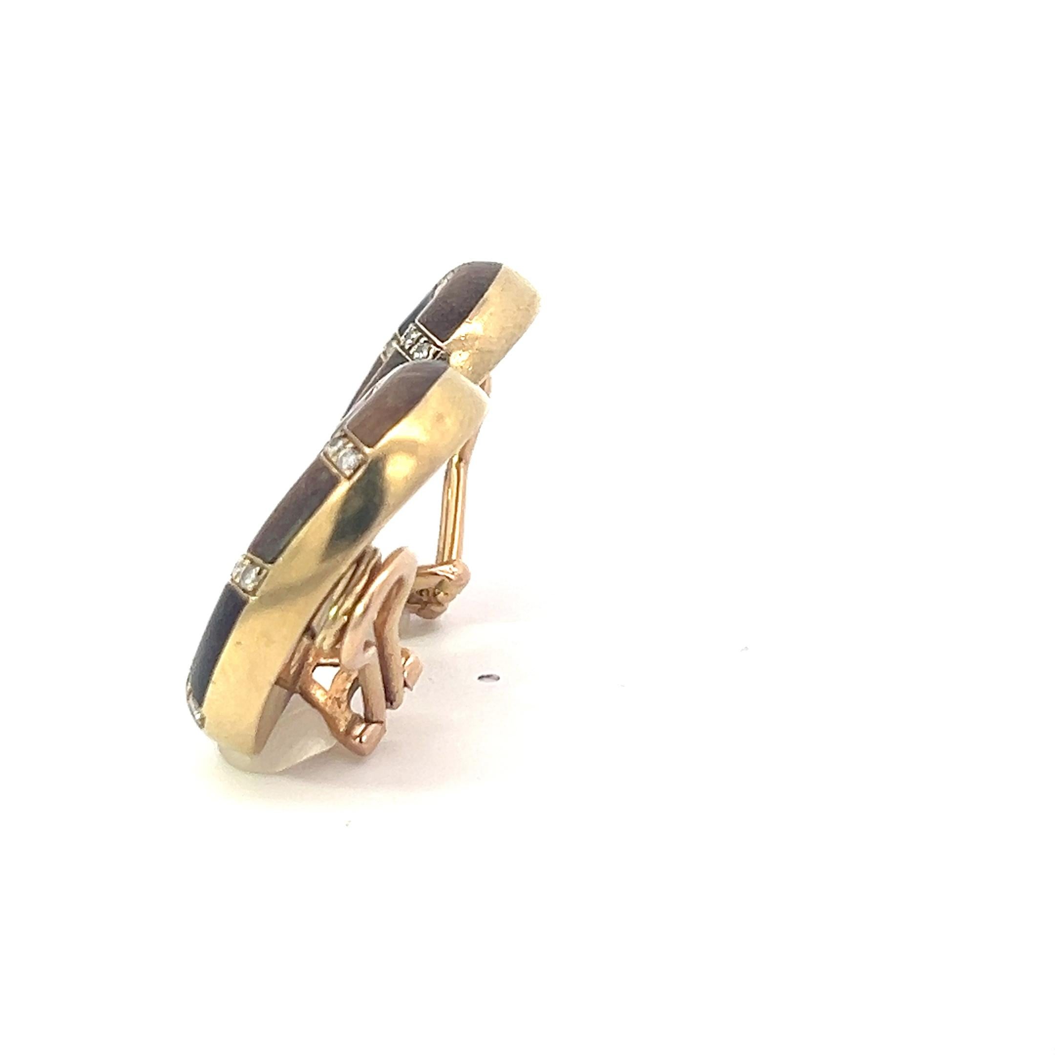 Un par de clips para las orejas de oro amarillo de 18 quilates, diamantes y madera, de Illario. Corte brillante en venta