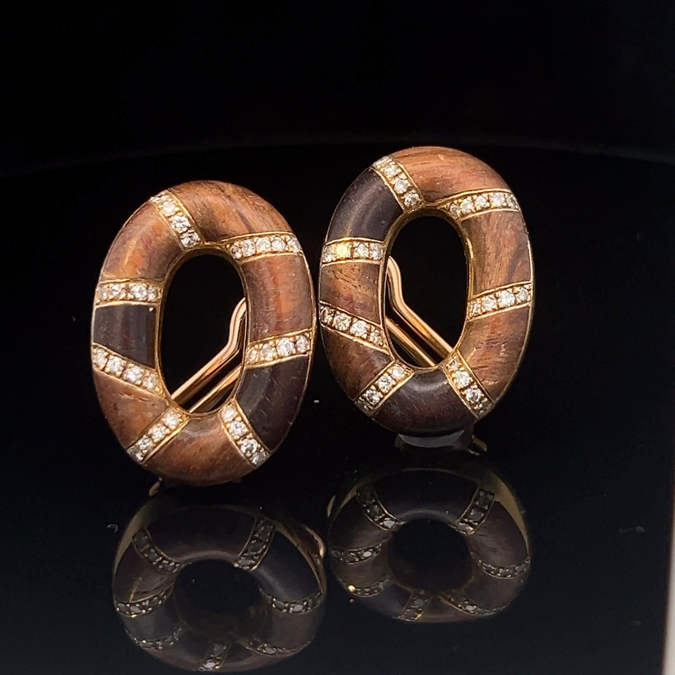 Un par de clips para las orejas de oro amarillo de 18 quilates, diamantes y madera, de Illario. en venta 1