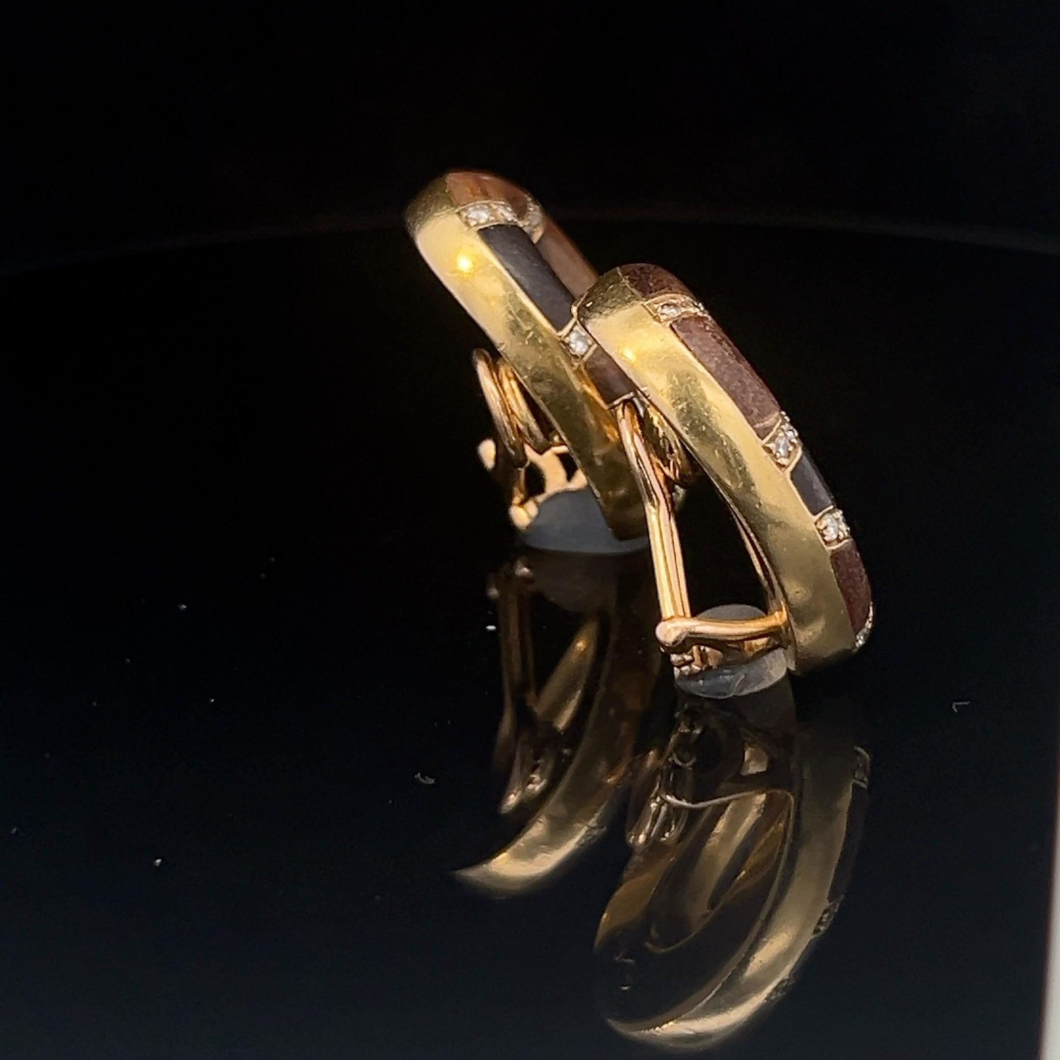 Un par de clips para las orejas de oro amarillo de 18 quilates, diamantes y madera, de Illario. en venta 2