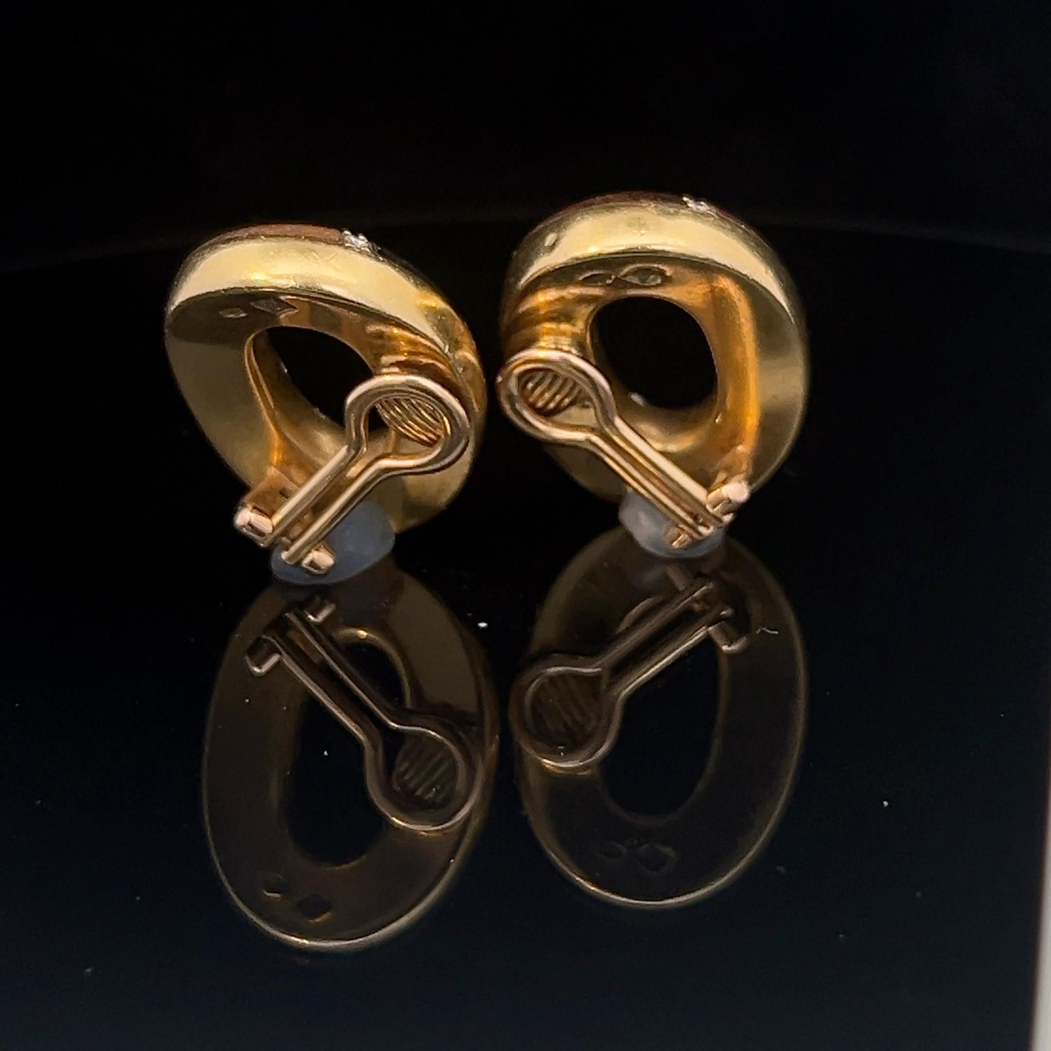 Un par de clips para las orejas de oro amarillo de 18 quilates, diamantes y madera, de Illario. en venta 3