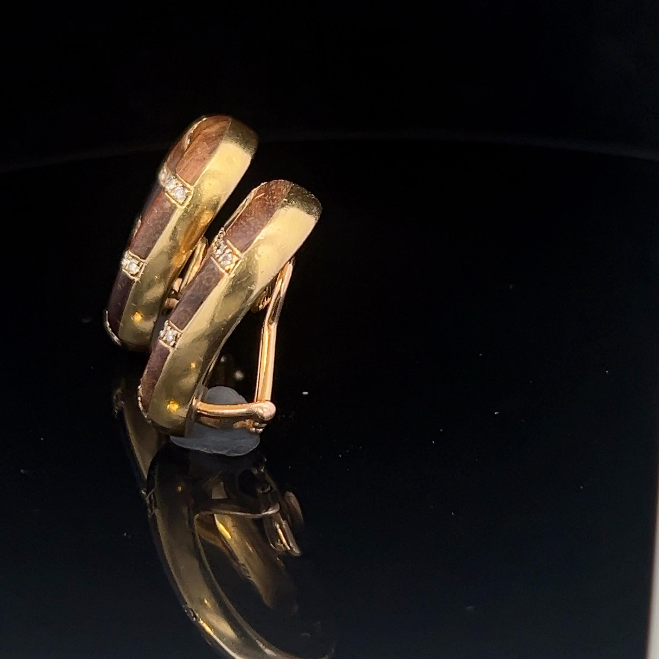 Un par de clips para las orejas de oro amarillo de 18 quilates, diamantes y madera, de Illario. en venta 4