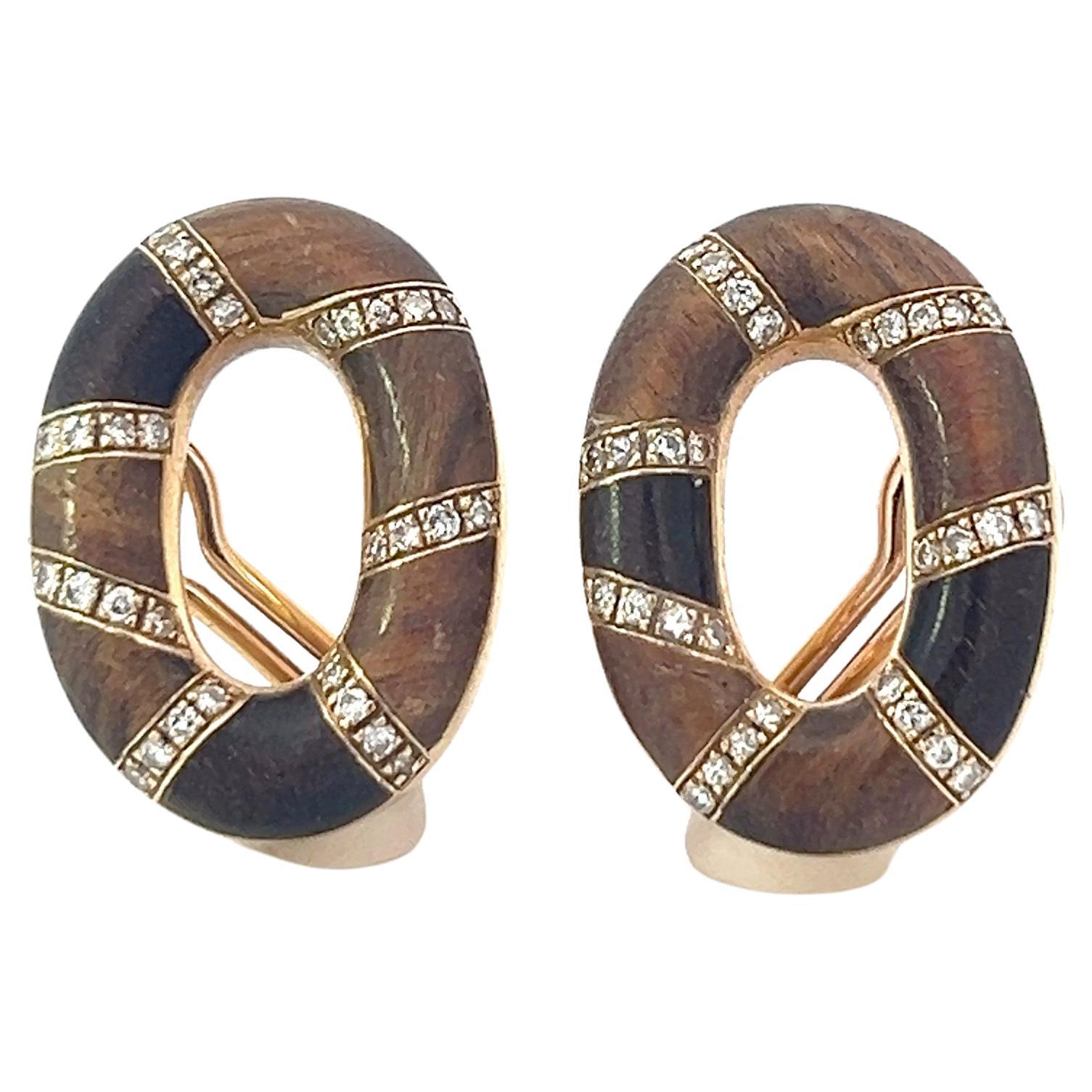 Un par de clips para las orejas de oro amarillo de 18 quilates, diamantes y madera, de Illario. en venta