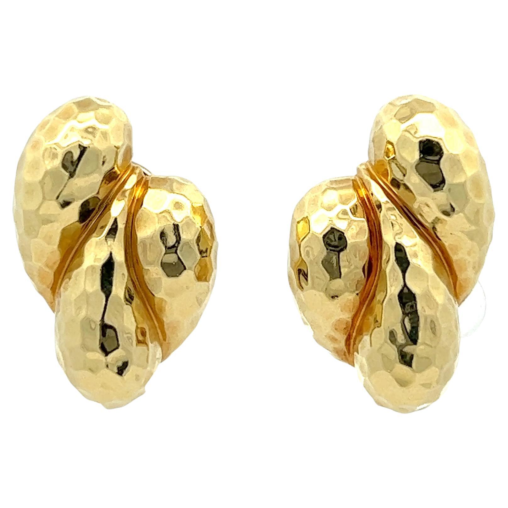 Une paire de clips d'oreille en or jaune 18 carats par Henry Dunay.