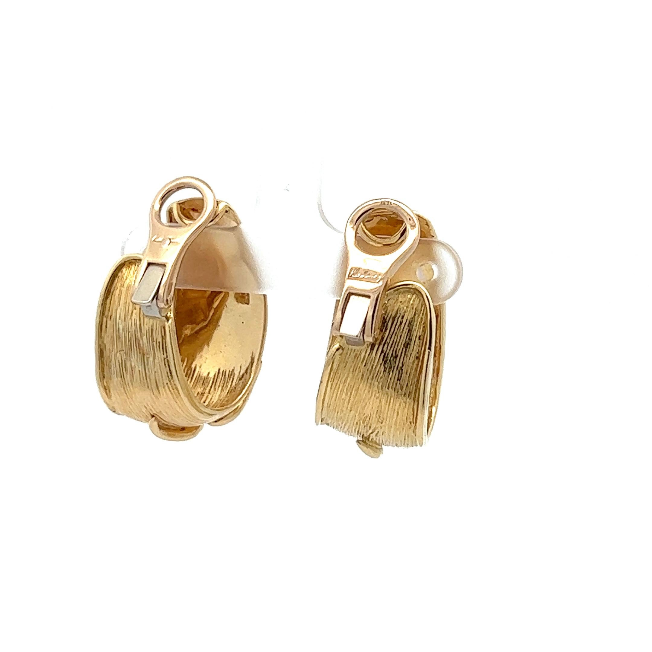 A pair of 18k yellow ear clips by Kutchinsky.
The ear clips were made in London, UK in 1970.
The ear clips are circa 3.1 cm long.

These ear clips can be changed into earrings suitable for pierced ears.

The ear clips are marked with the UK