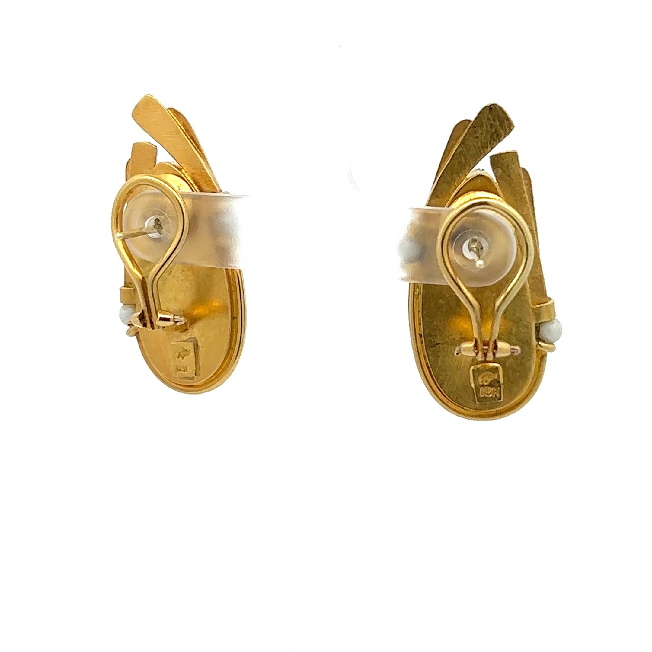 A pair of 18k yellow gold, lapis lazuli and pearl earrings by Erté. In Good Condition In KERKRADE, NL