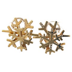 Ein Paar Ohrclips aus 18 Karat Gelbgold von Angela Cummings mit "Schneeflocken".