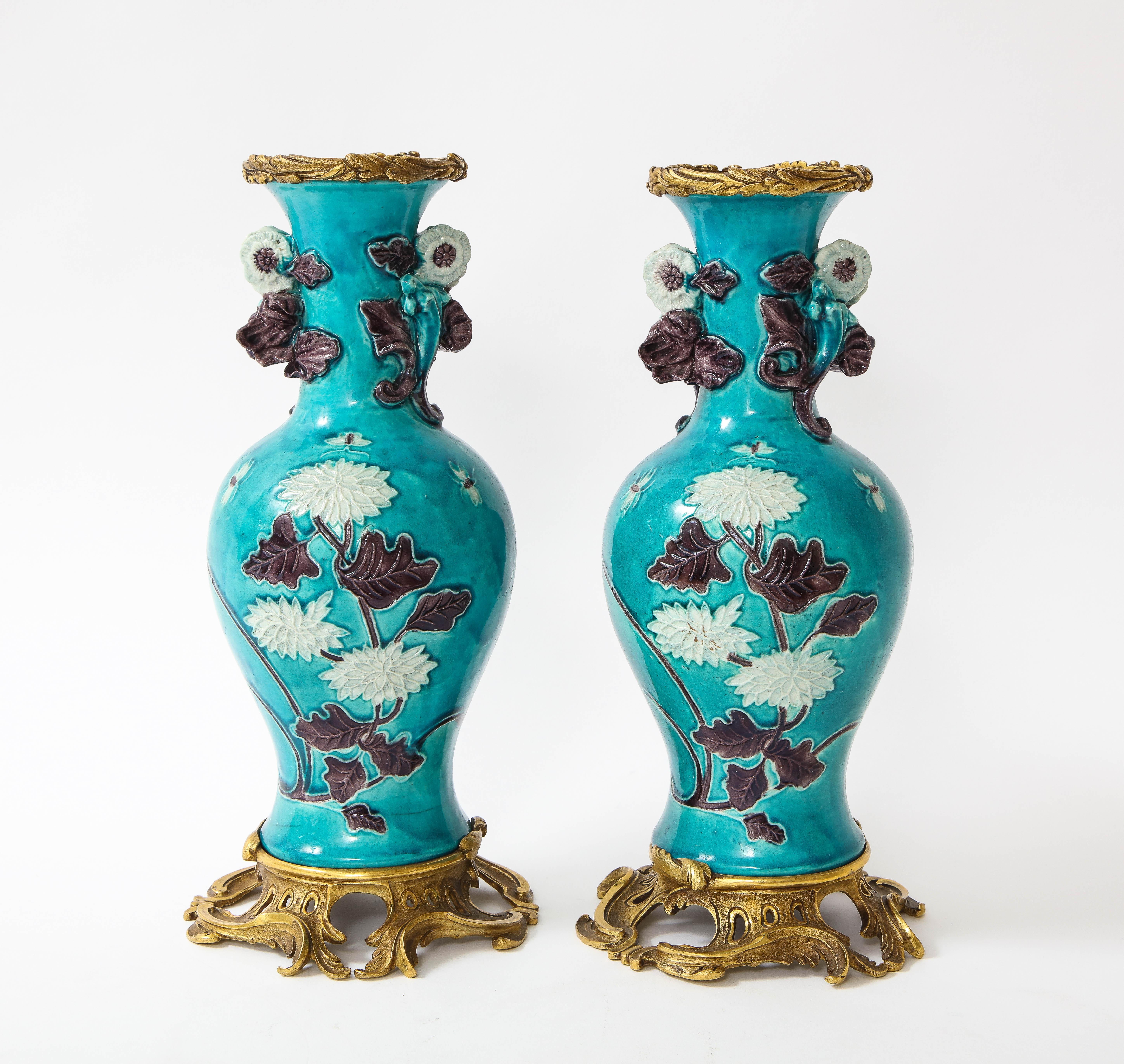 Paar chinesische Porzellanvasen des 18. Jahrhunderts mit französischen Doré-Bronze-Fassungen (Louis XV.) im Angebot
