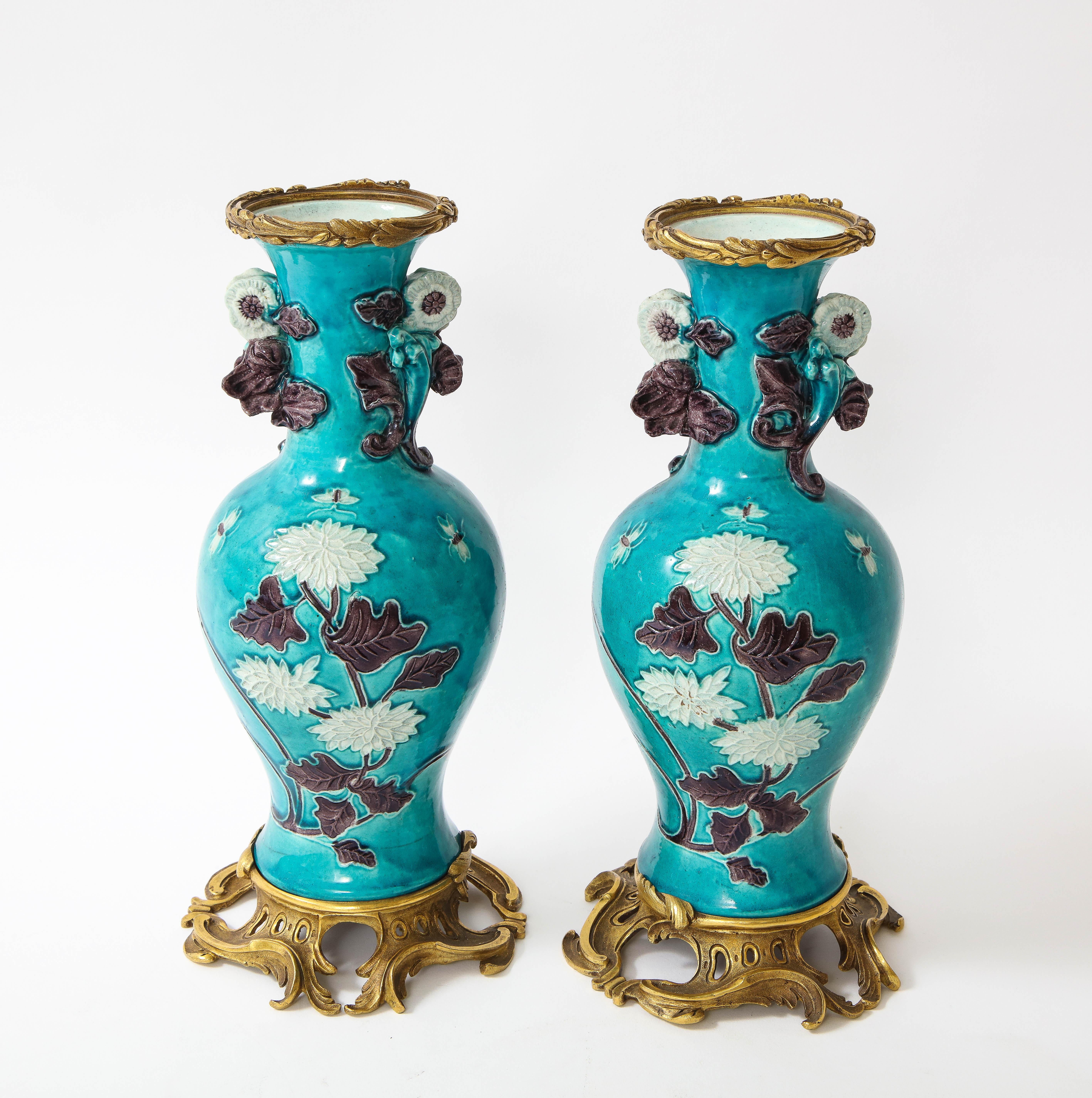 Paar chinesische Porzellanvasen des 18. Jahrhunderts mit französischen Doré-Bronze-Fassungen (Chinesisch) im Angebot