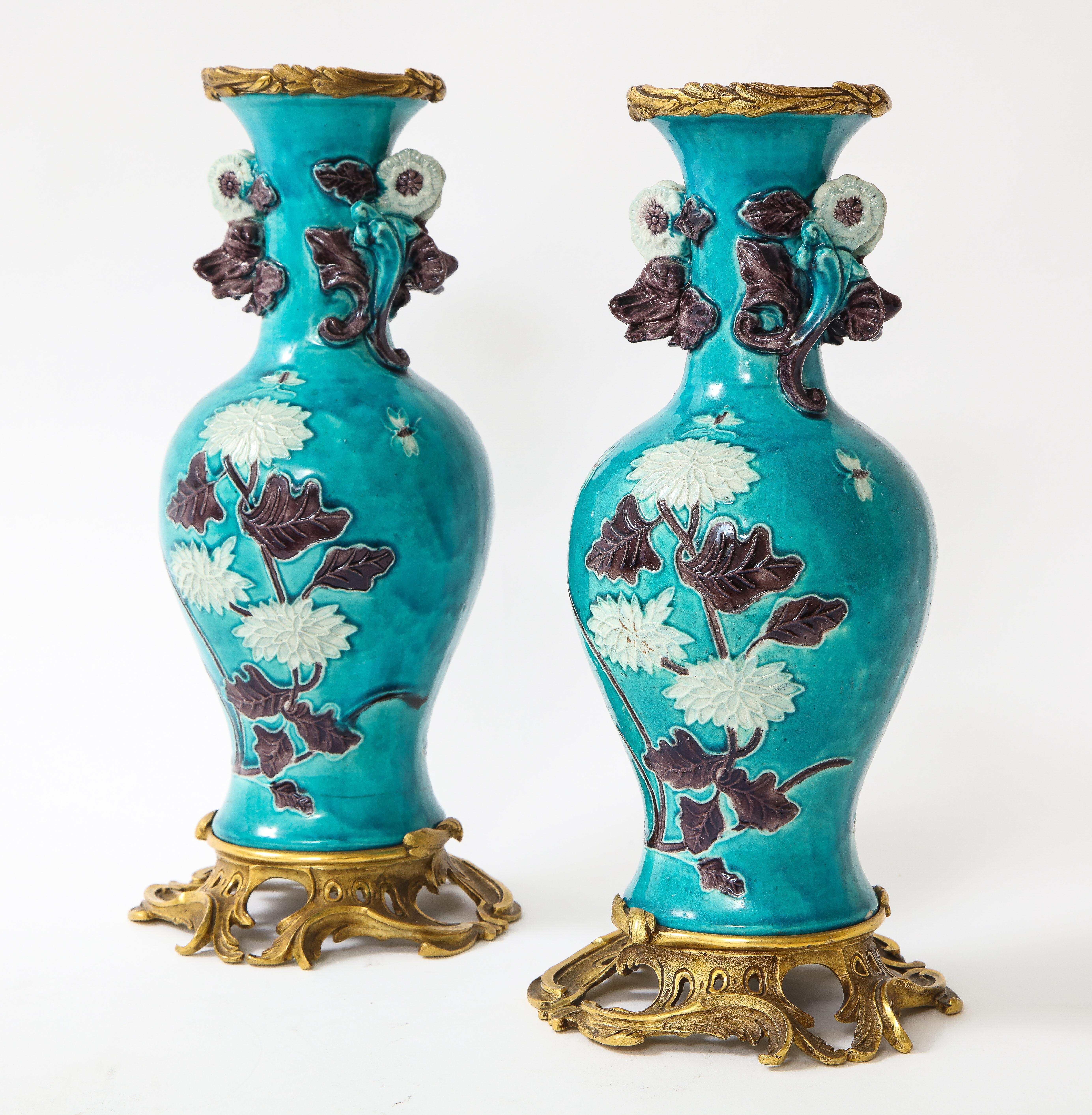 Paar chinesische Porzellanvasen des 18. Jahrhunderts mit französischen Doré-Bronze-Fassungen (Emailliert) im Angebot