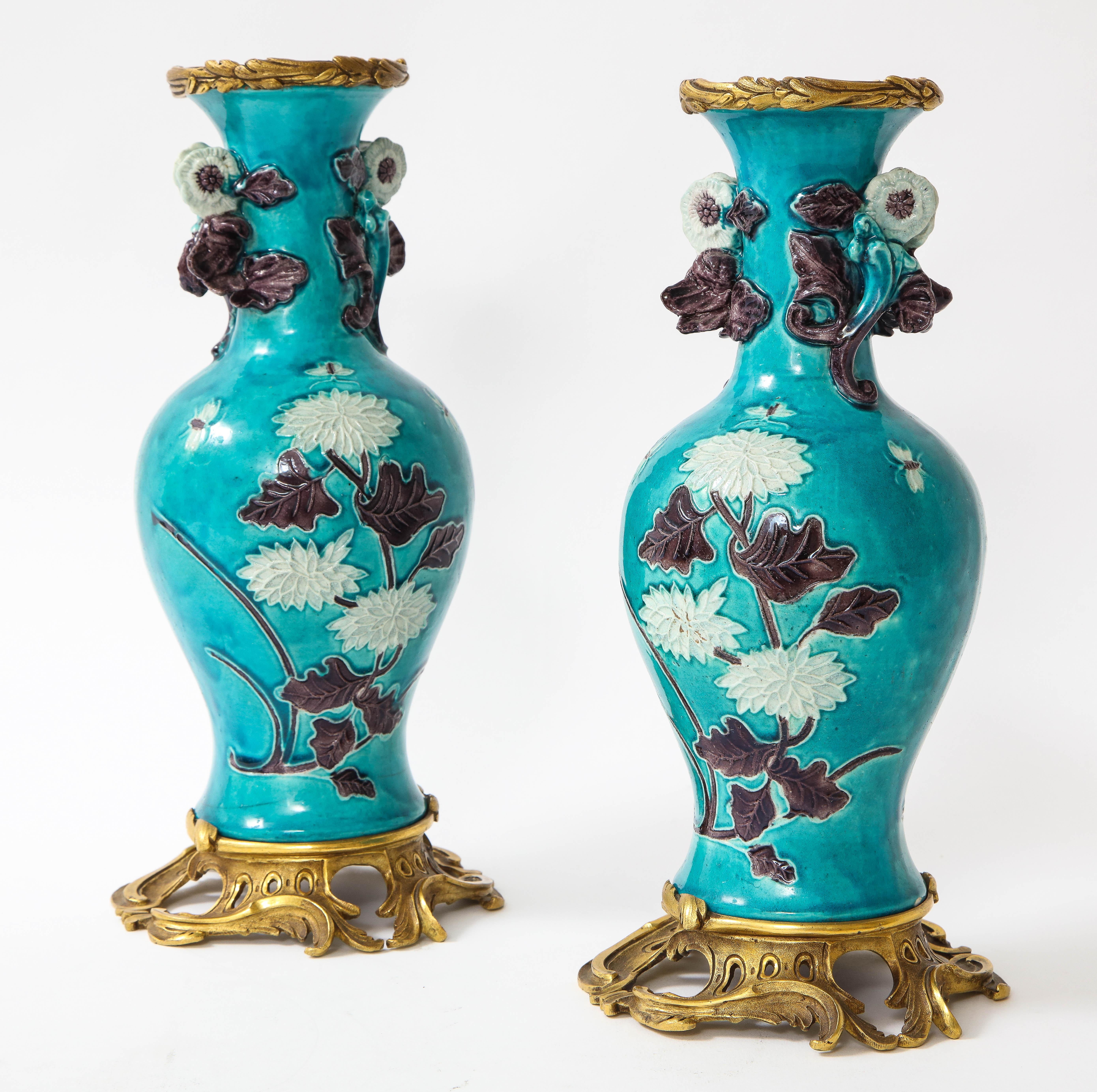 Paar chinesische Porzellanvasen des 18. Jahrhunderts mit französischen Doré-Bronze-Fassungen im Angebot 1